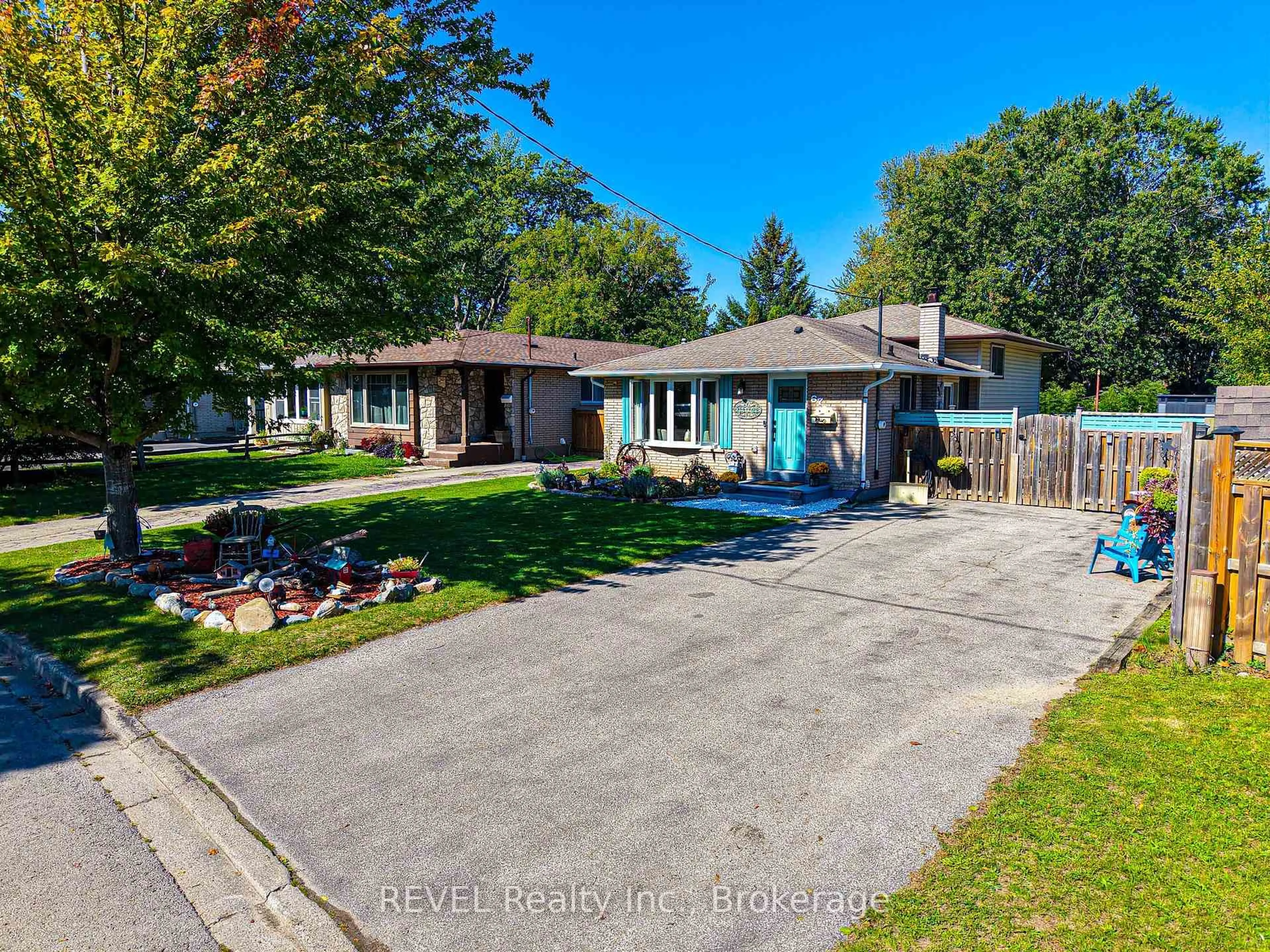 A pic from outside/outdoor area/front of a property/back of a property/a pic from drone, street for 67 Louis Ave, St. Catharines Ontario L2M 2N4