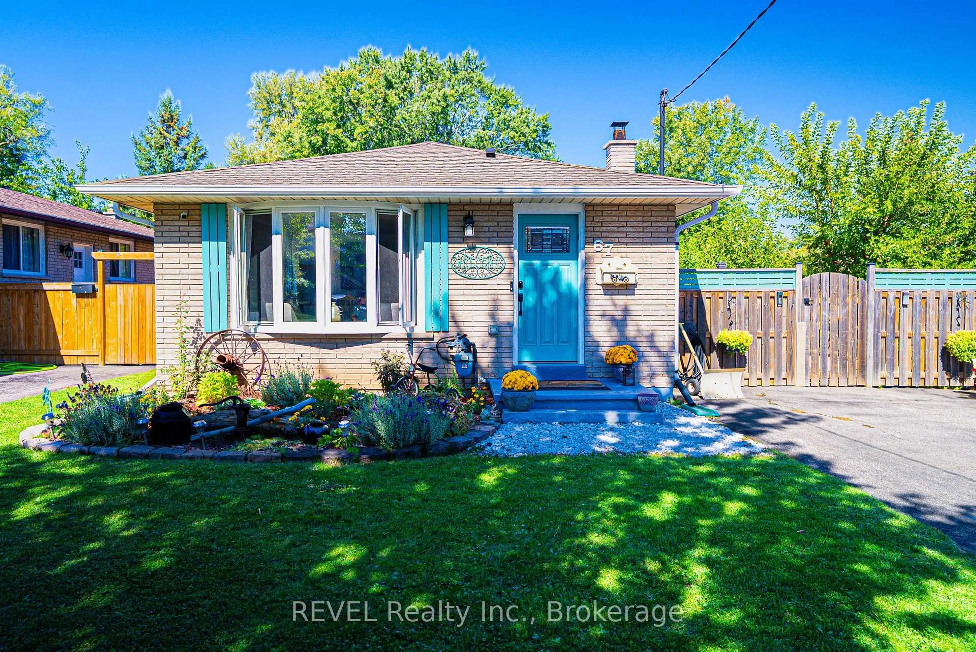 Home with vinyl exterior material, street for 67 Louis Ave, St. Catharines Ontario L2M 2N4