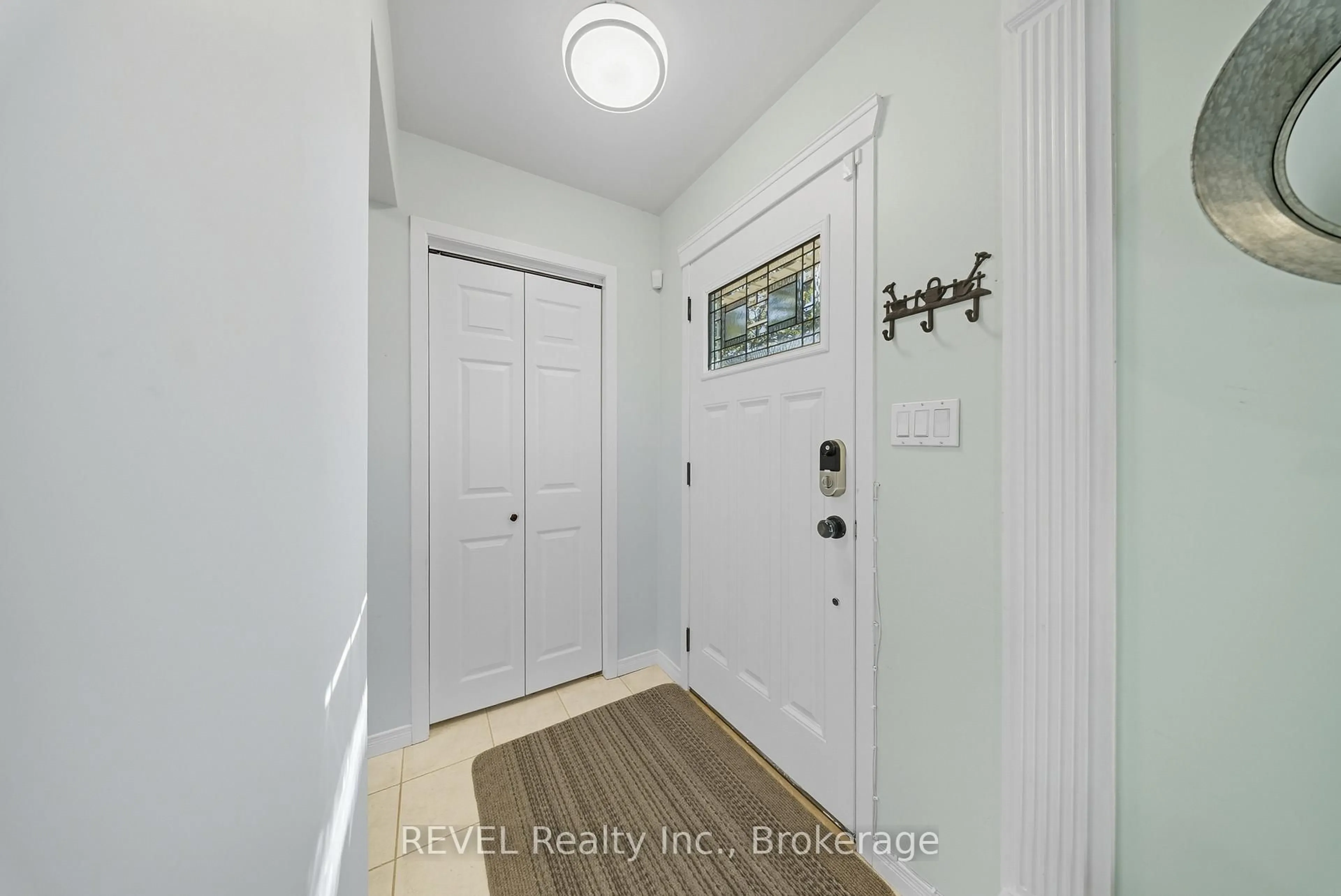 Indoor entryway for 67 Louis Ave, St. Catharines Ontario L2M 2N4