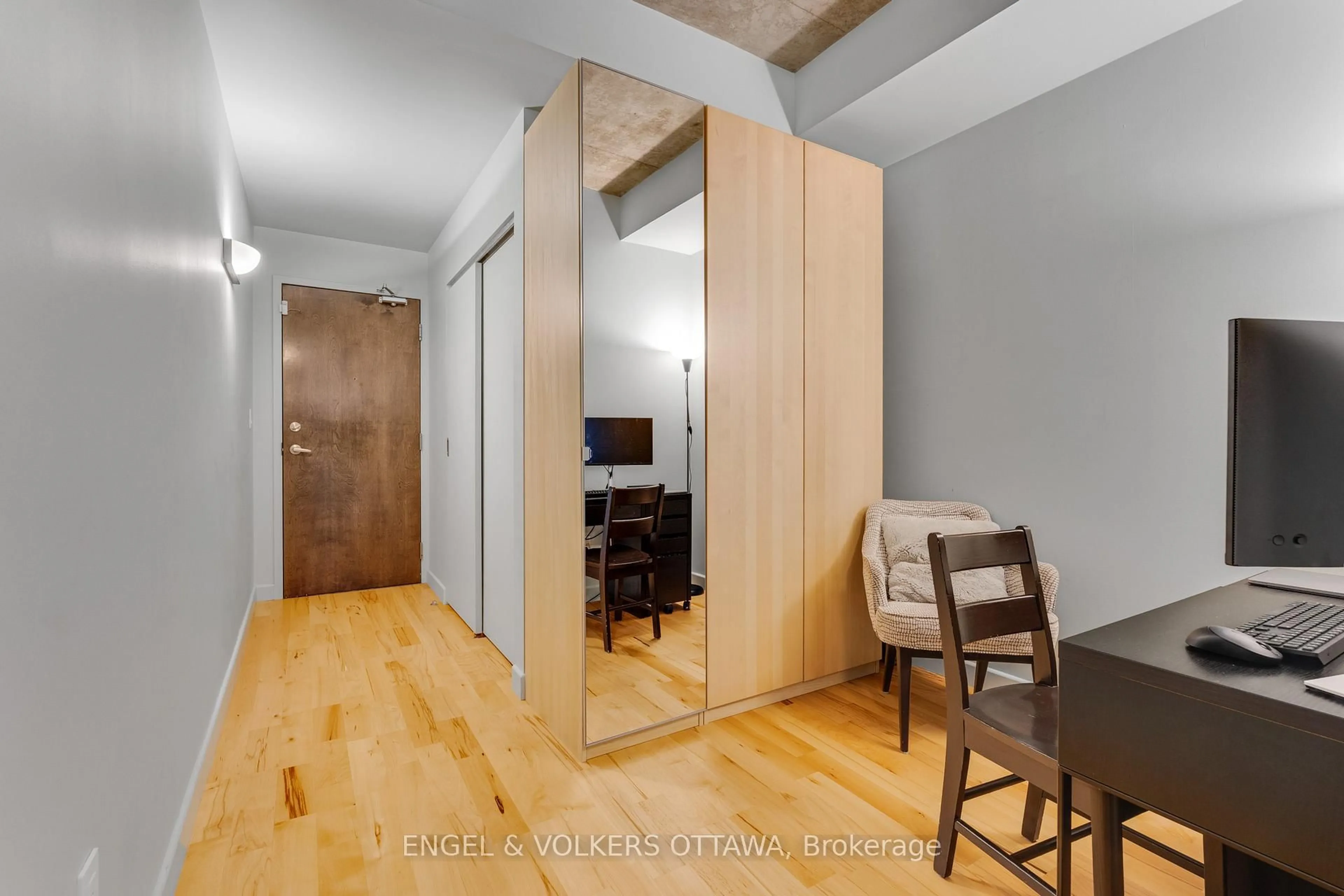 Indoor entryway for 179 George St #903, Ottawa Ontario K1N 1J8