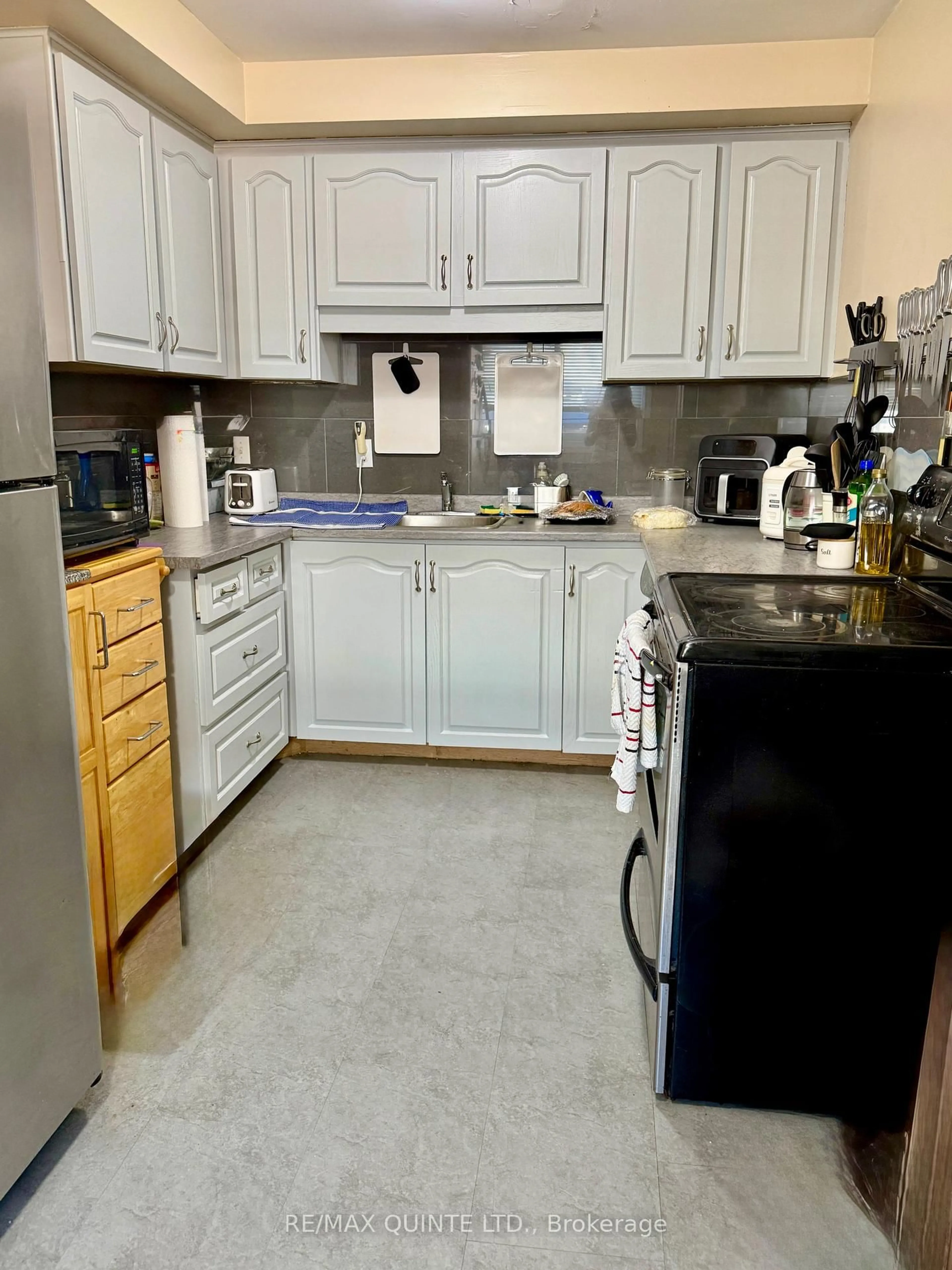 Standard kitchen, unknown for 17 Tracey Park Dr #25, Belleville Ontario K8P 4R4