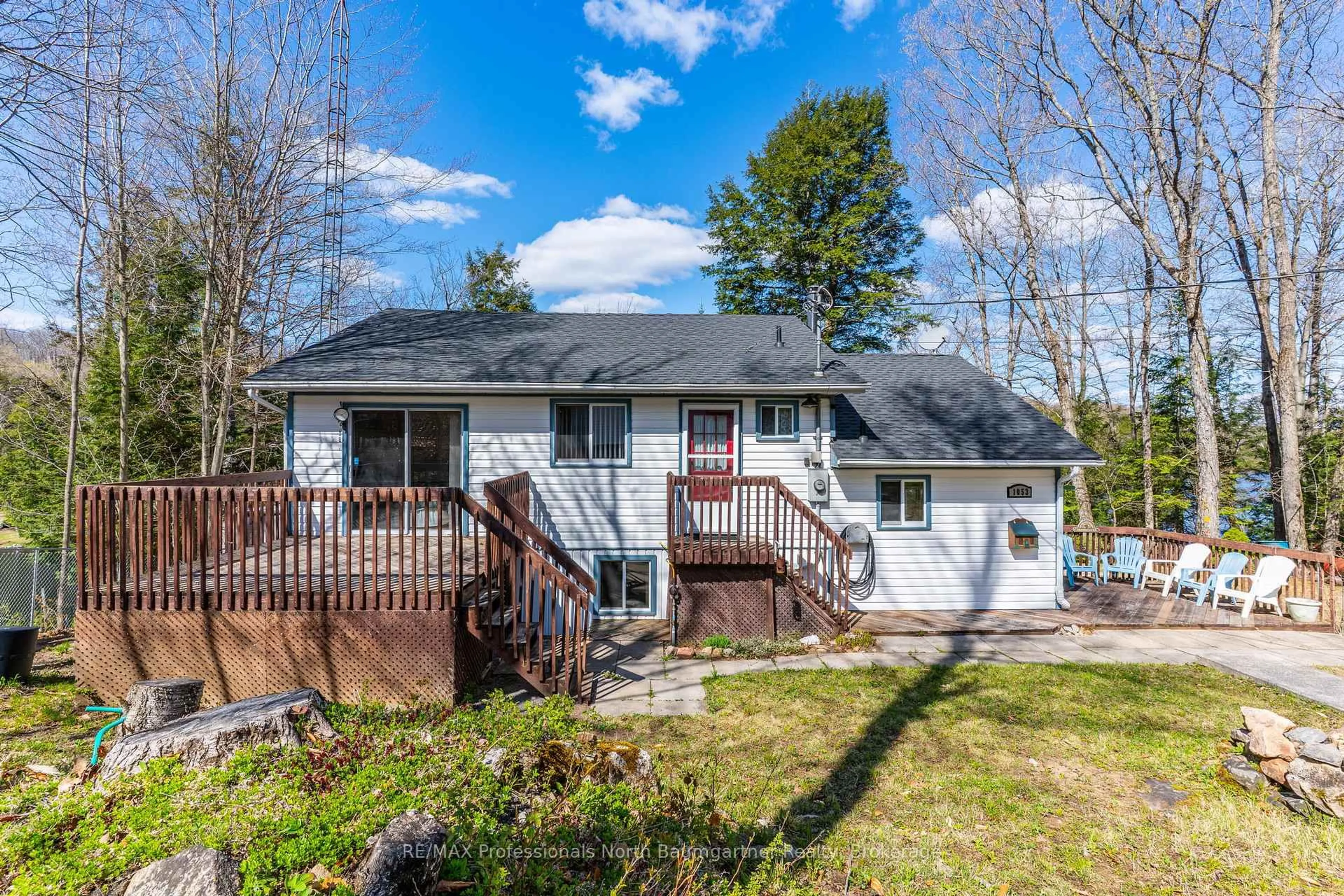 Home with vinyl exterior material, unknown for 1053 Mink Rd, Dysart et al Ontario K0M 1S0