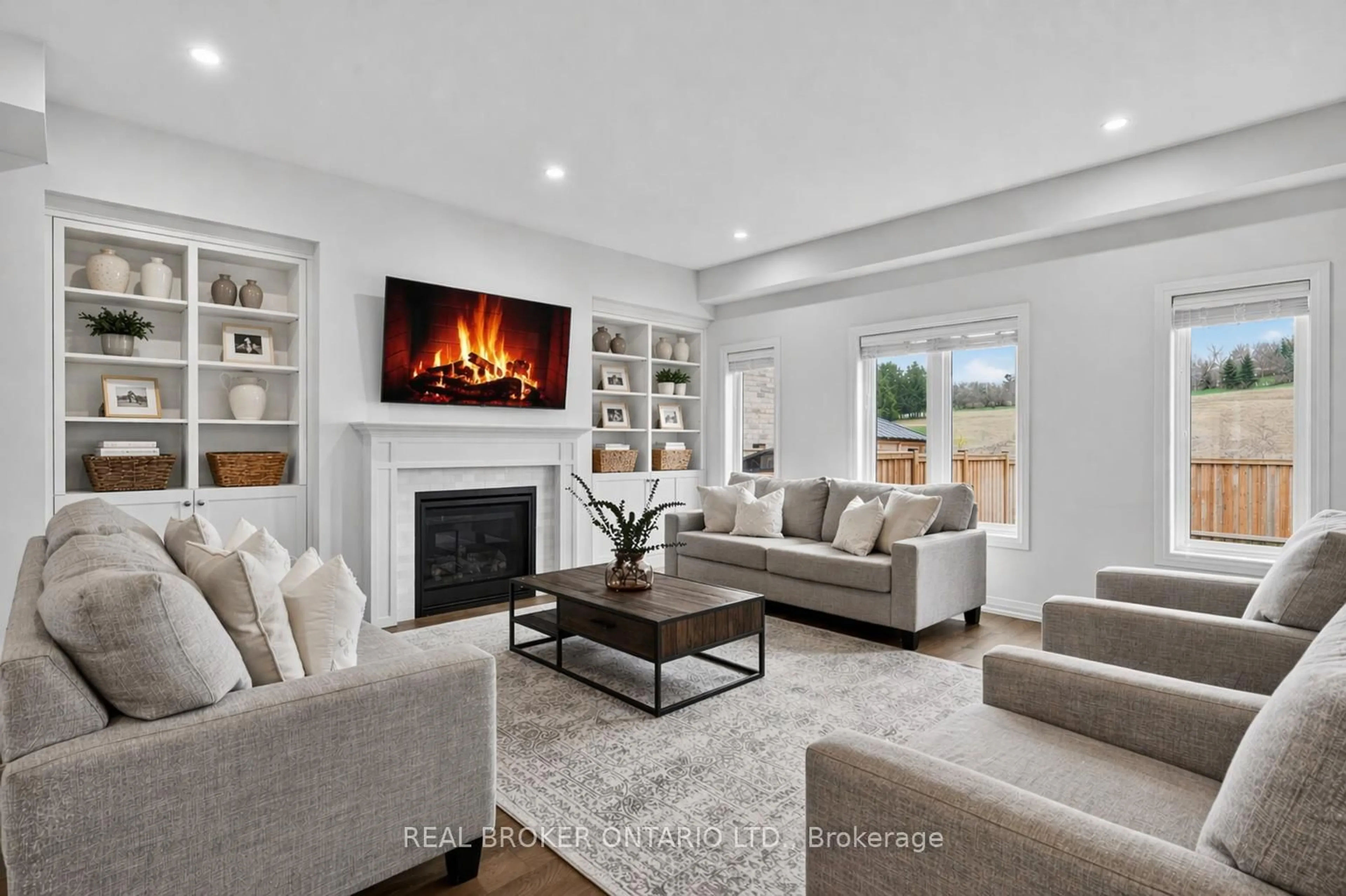 Living room with furniture, unknown for 3980 Highland Park Dr, Lincoln Ontario L3J 0T1