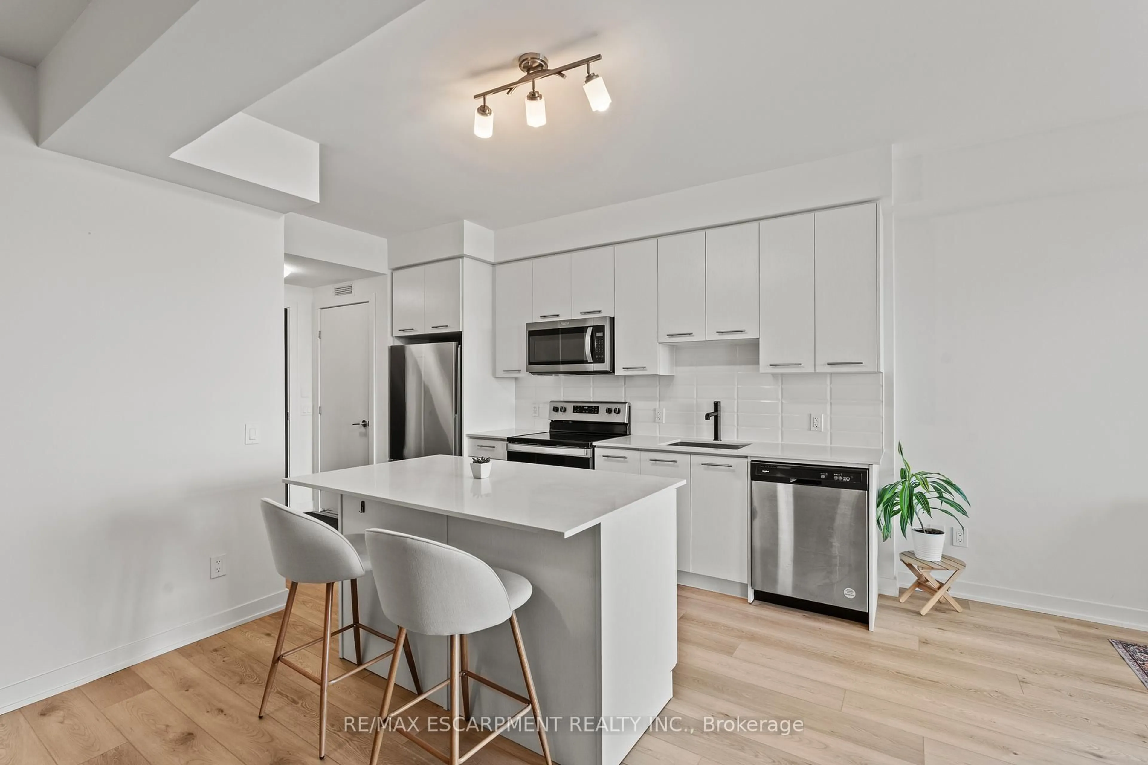 Open concept kitchen, unknown for 385 Winston Rd #1110, Grimsby Ontario L3M 4E8