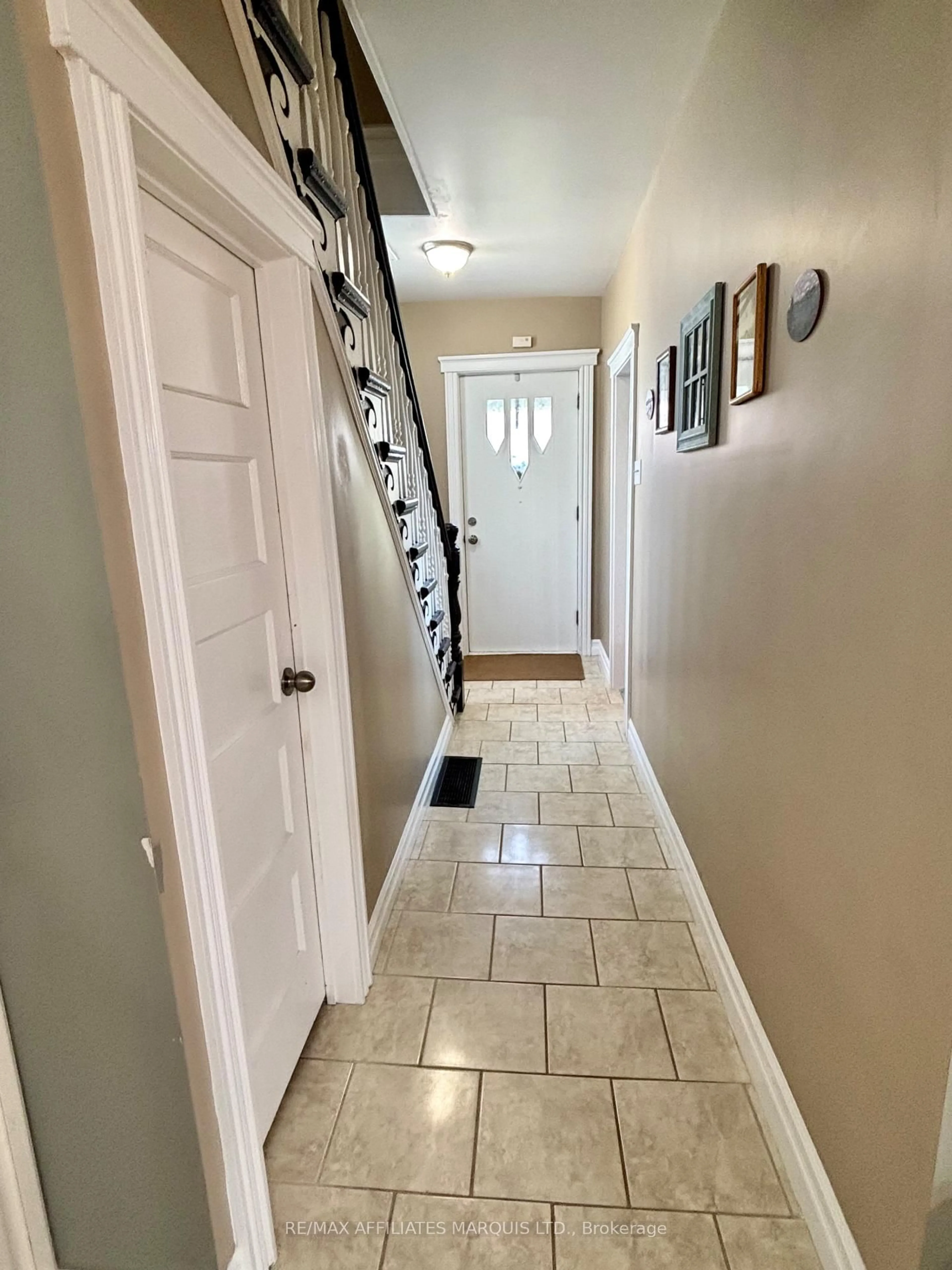 Indoor entryway for 4 Seymour Ave, Cornwall Ontario K6J 4L7