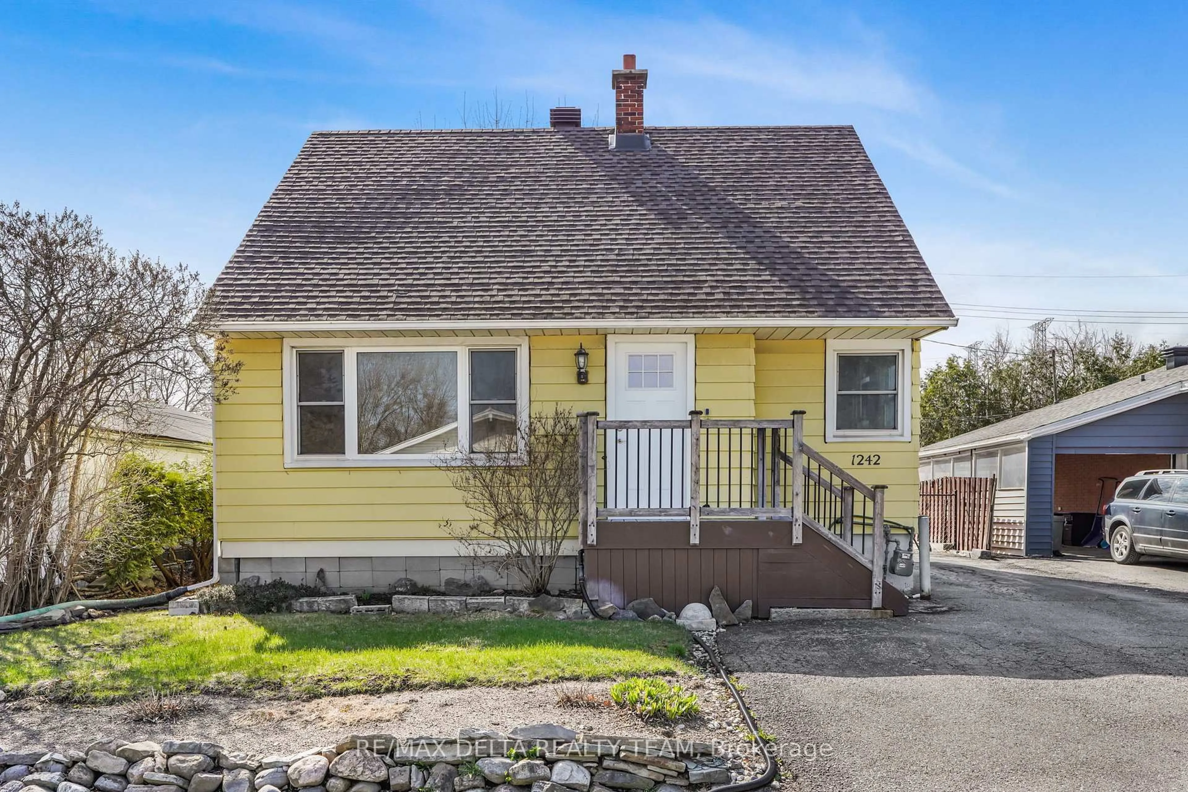 Home with vinyl exterior material, street for 1242 Vancouver Ave, Ottawa Ontario K1V 6V3
