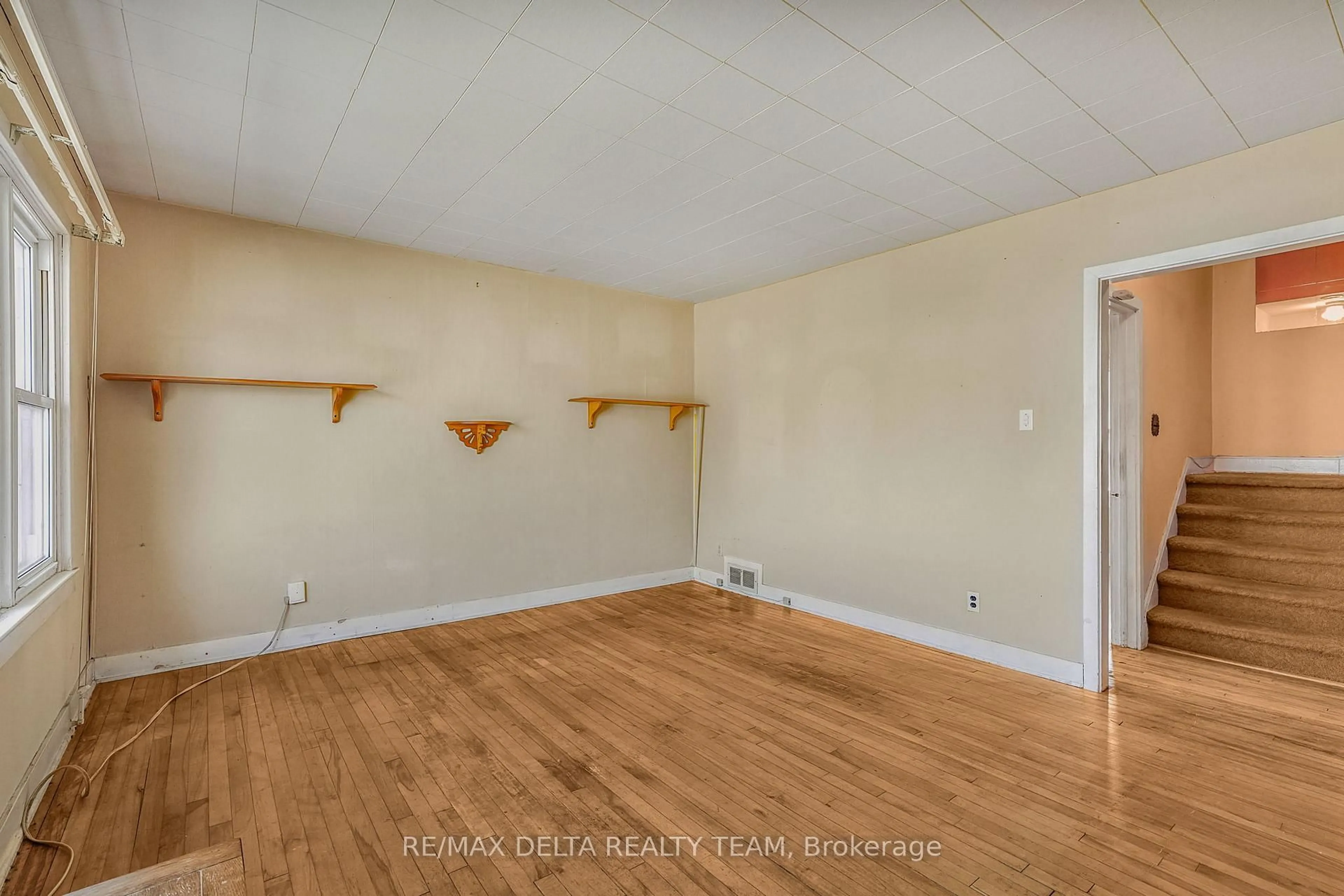 Unknown for 1242 Vancouver Ave, Ottawa Ontario K1V 6V3