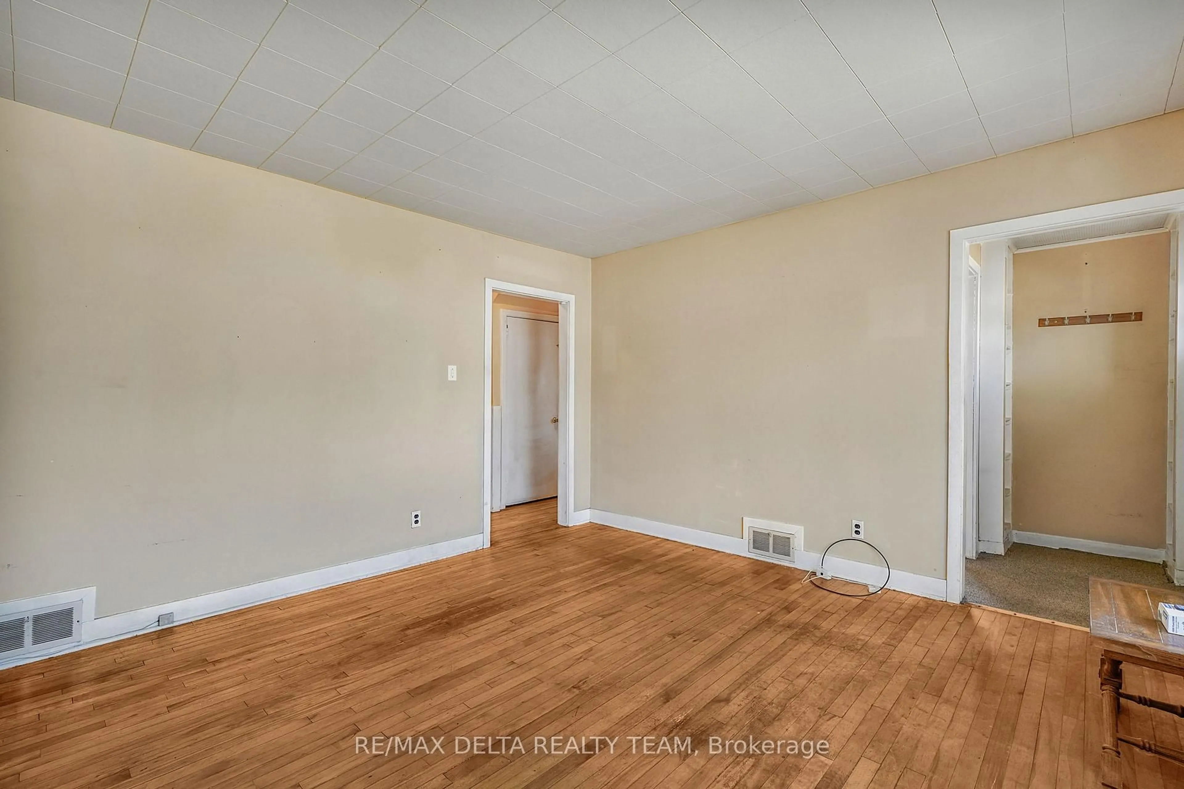 A pic of a room for 1242 Vancouver Ave, Ottawa Ontario K1V 6V3