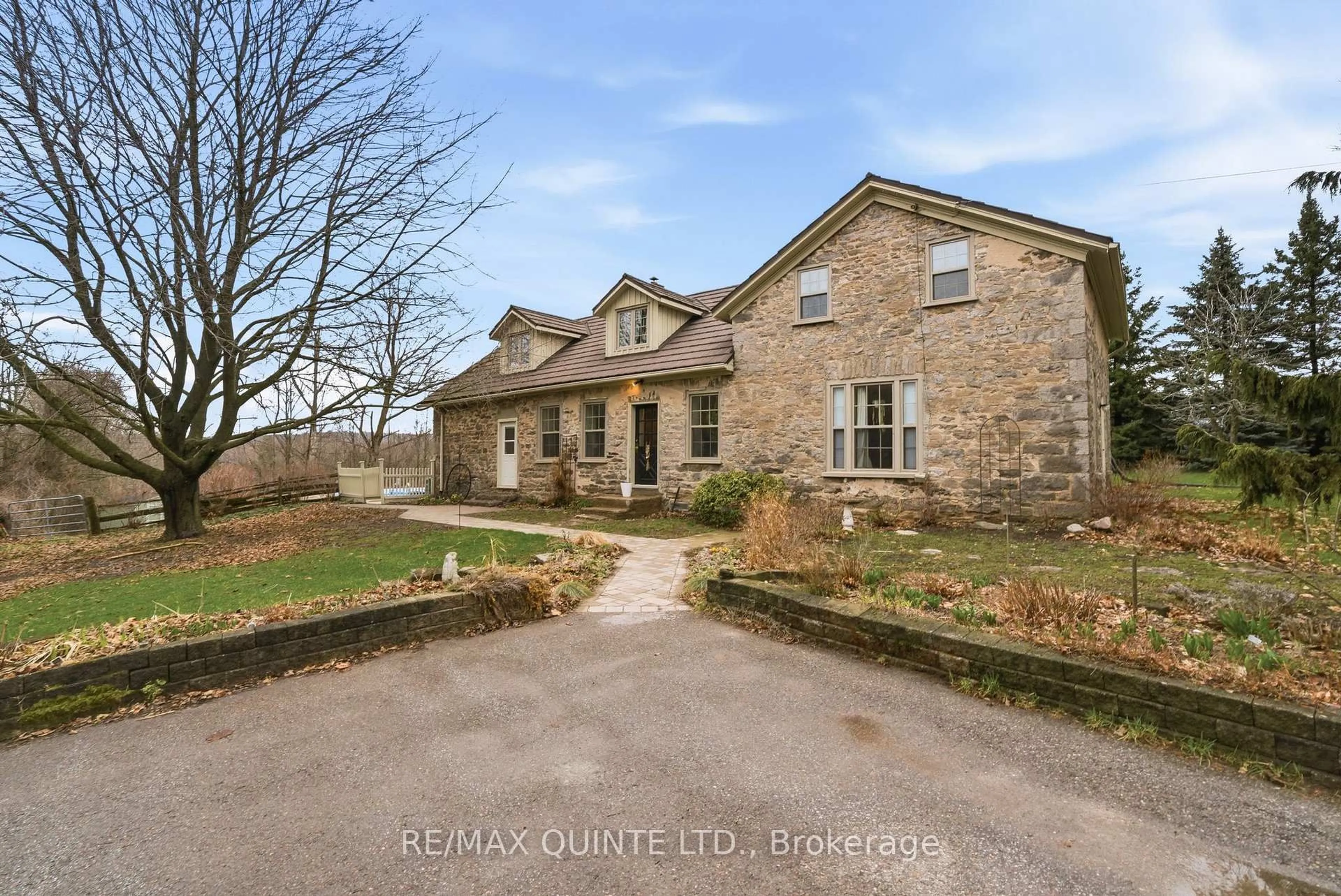 A pic from outside/outdoor area/front of a property/back of a property/a pic from drone, unknown for 1405 Clearview Rd, Belleville Ontario K0K 2Y0