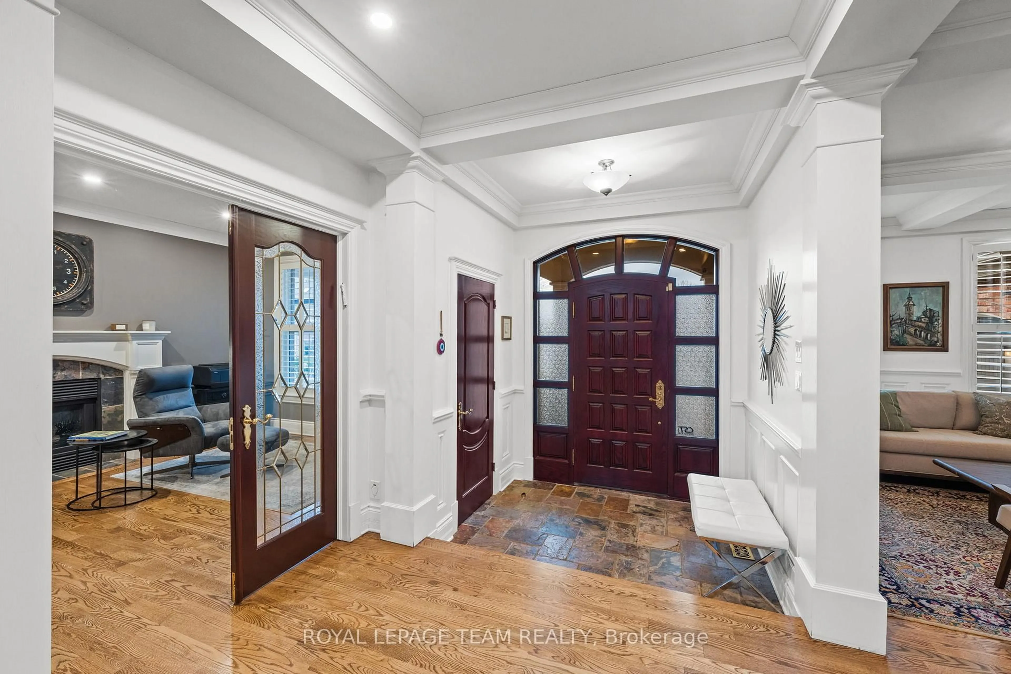 Indoor entryway for 17 Craigmohr Crt, Ottawa Ontario K2G 4P9