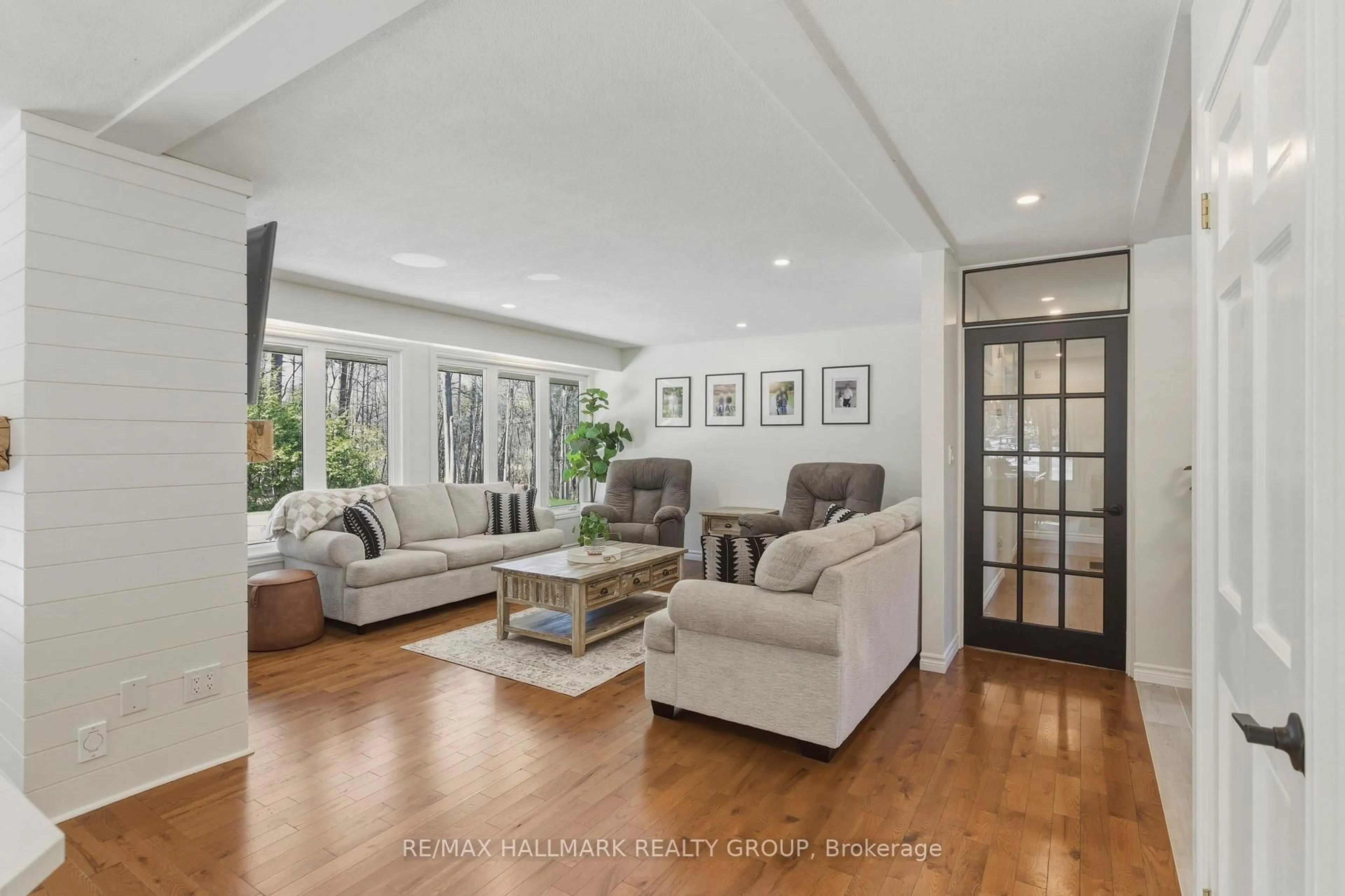 Living room with furniture, unknown for 408 Yole Cres, Elizabethtown-Kitley Ontario K6V 5T3