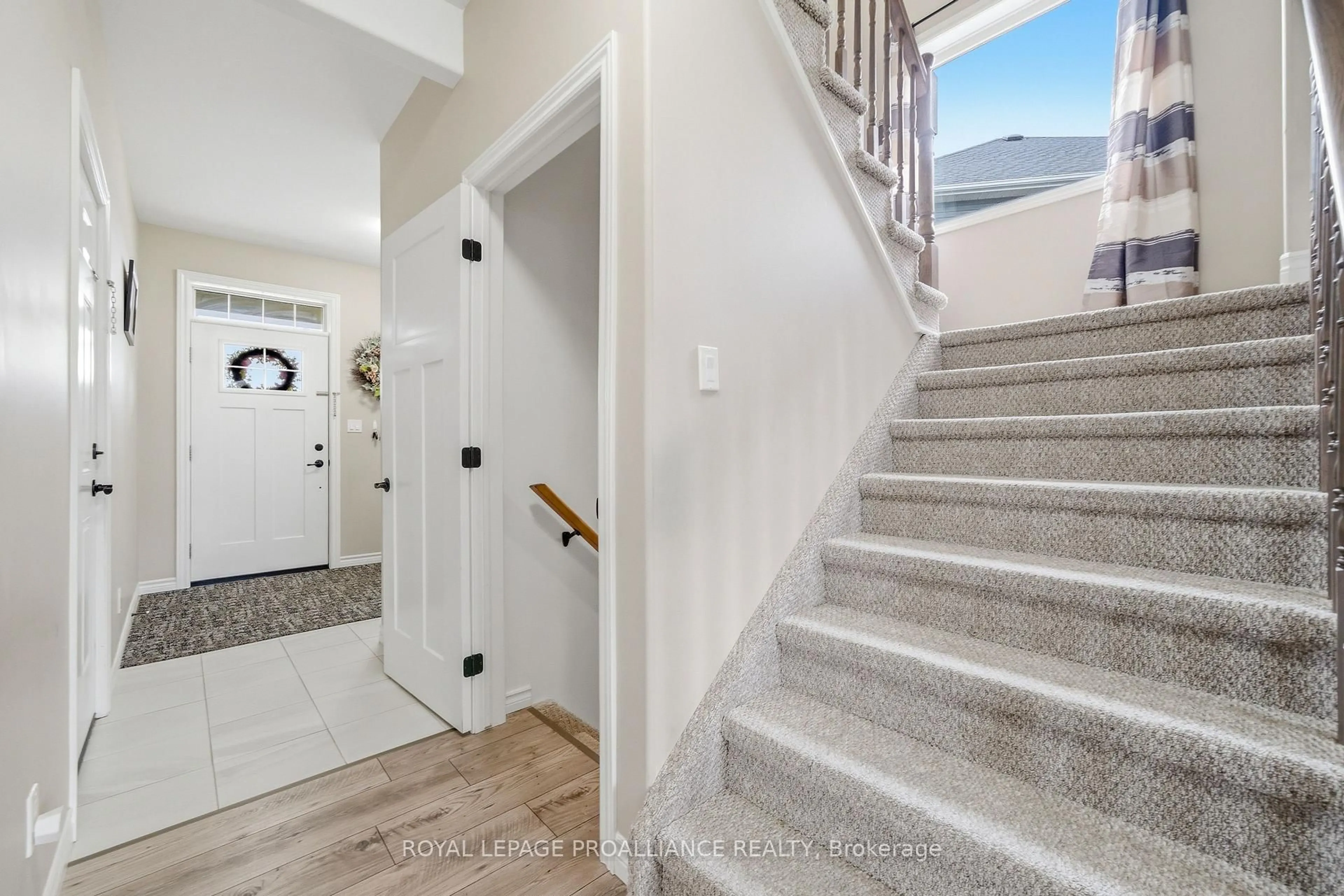 Indoor entryway for 38 Redwood Dr, Belleville Ontario K8N 0K4