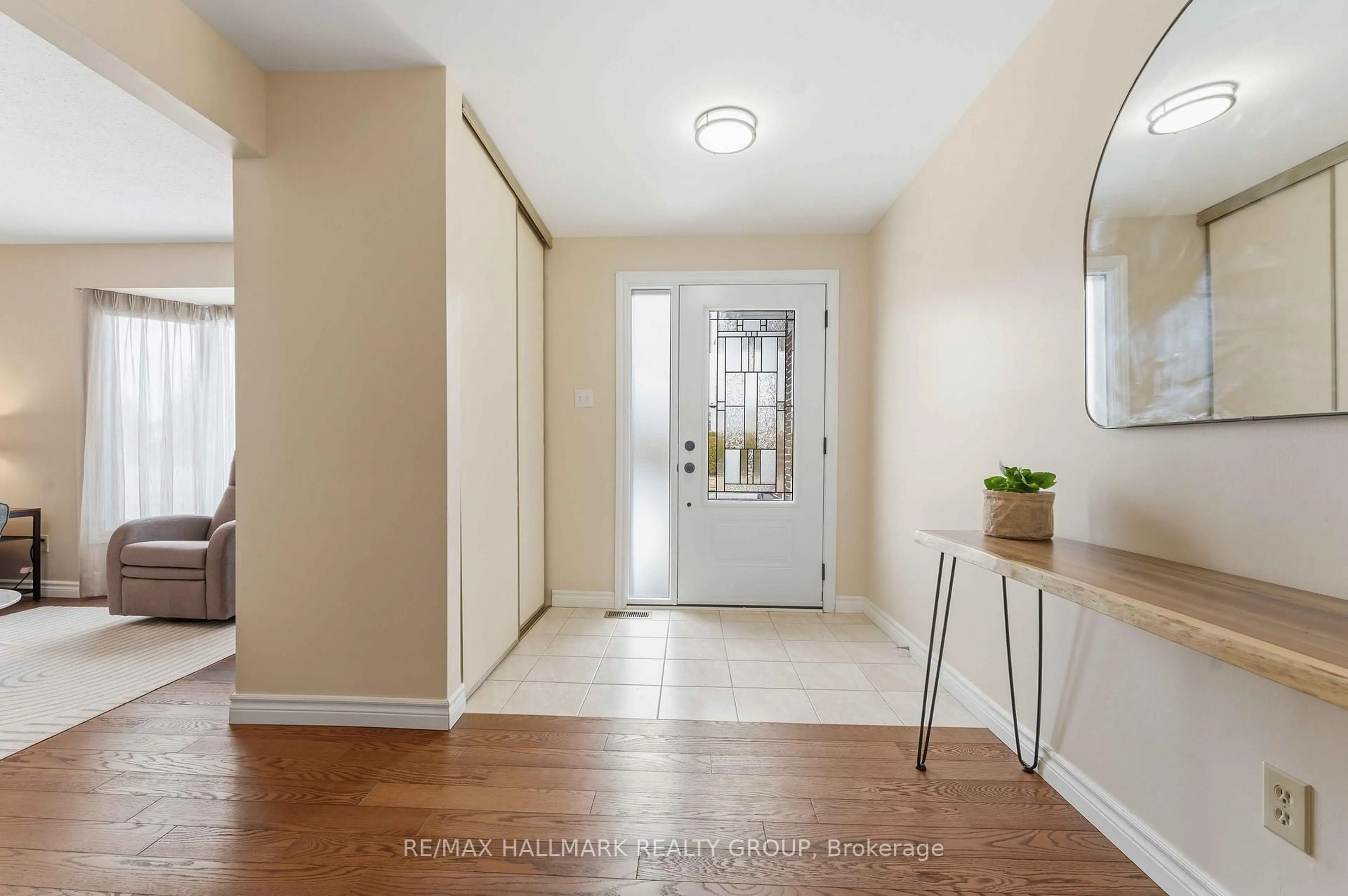 Indoor entryway for 6033 Meadowglen Dr, Orleans Ontario K1C 5V4