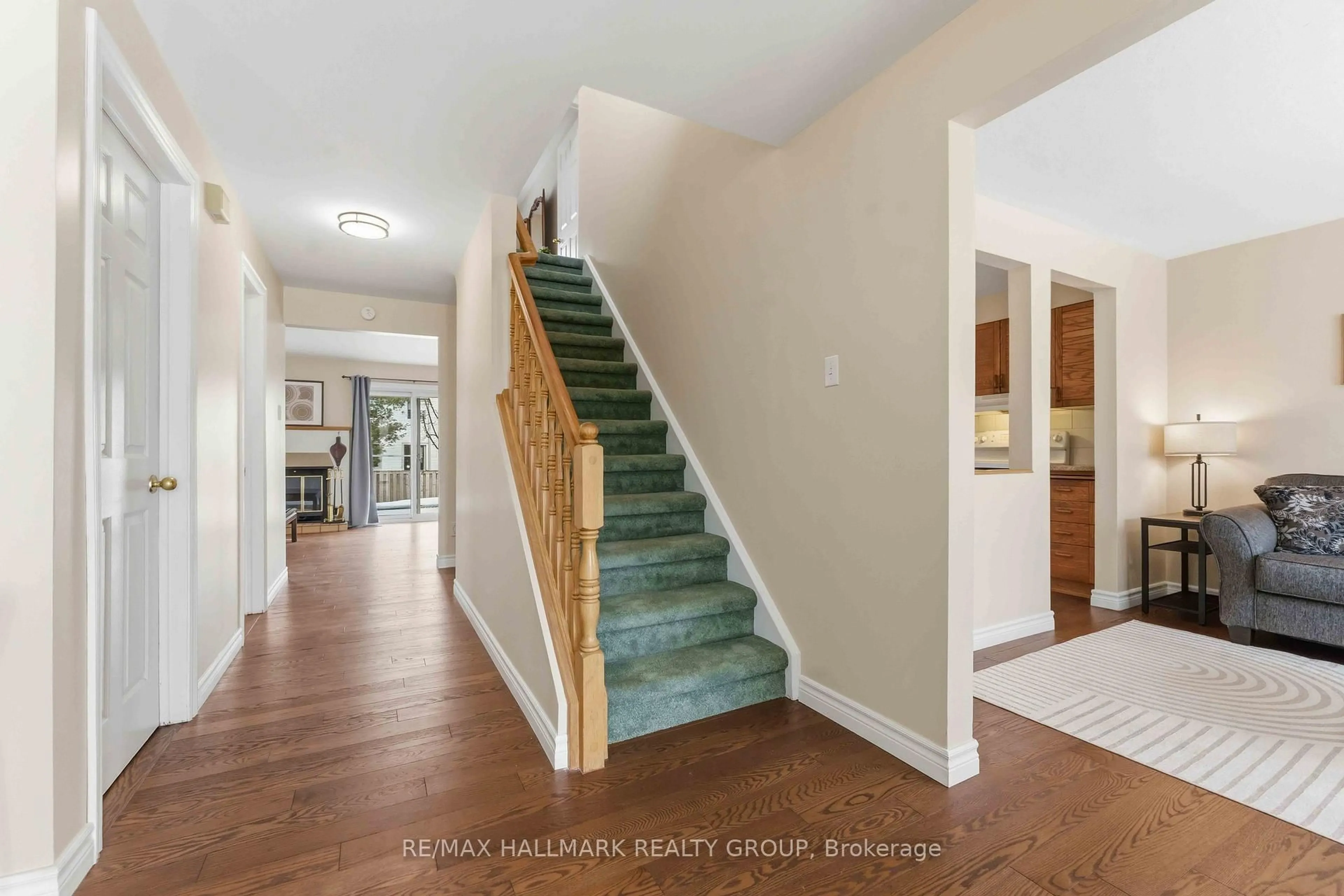 Indoor entryway for 6033 Meadowglen Dr, Orleans Ontario K1C 5V4