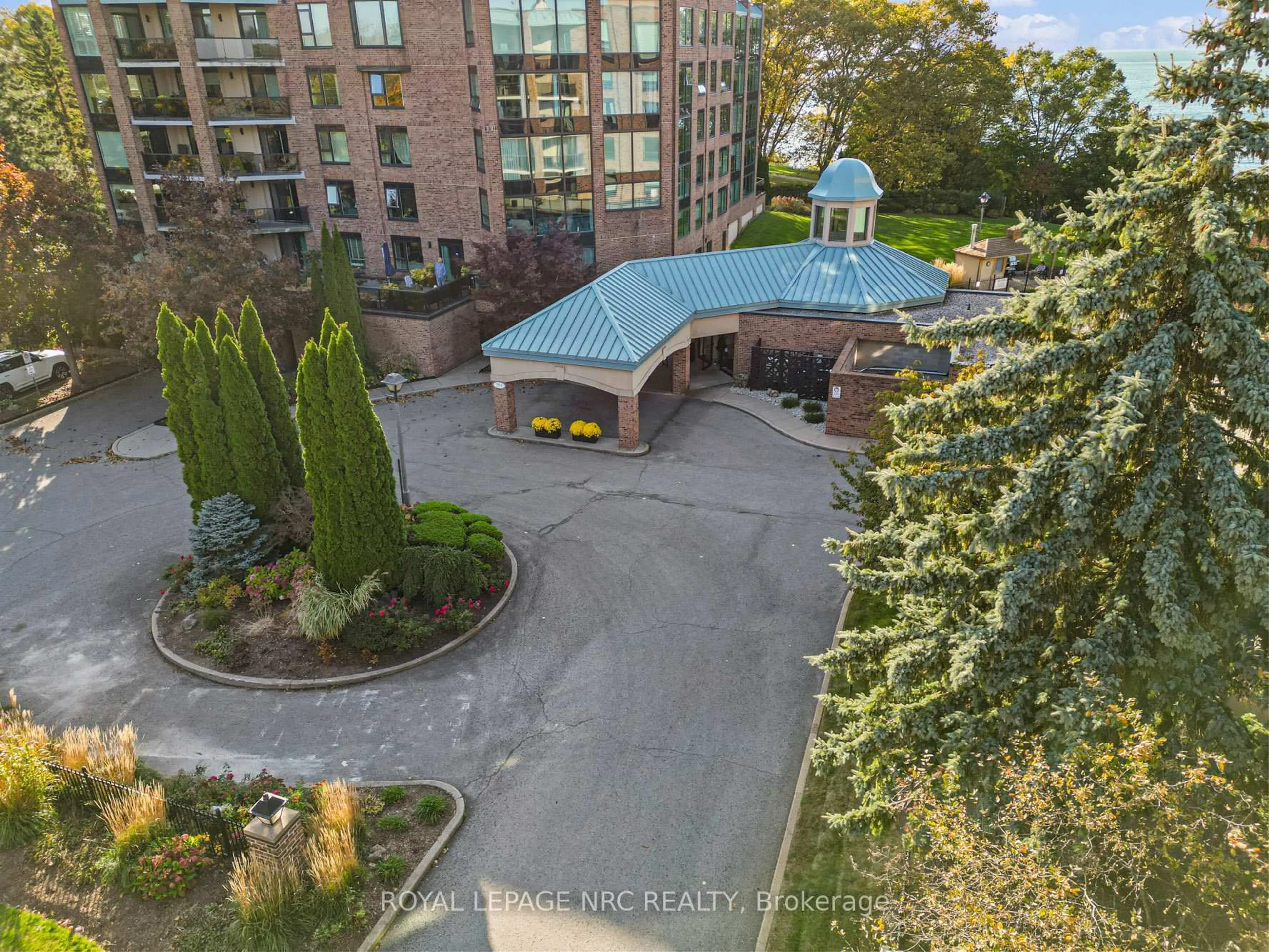 A pic from outside/outdoor area/front of a property/back of a property/a pic from drone, city buildings view from balcony for 701 Geneva St #1303, St. Catharines Ontario L2N 7H9