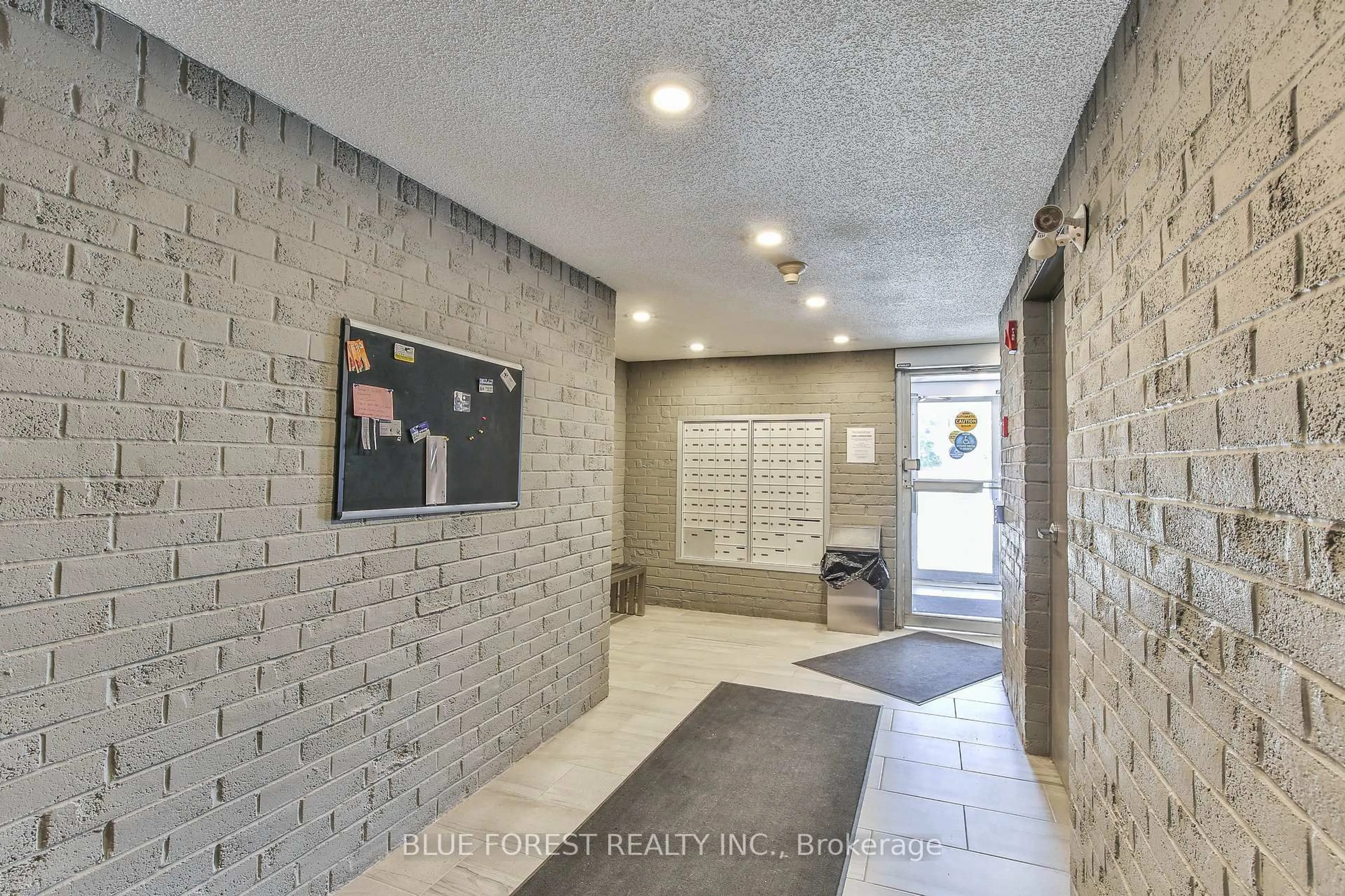 Indoor foyer for 140 Conway Dr #40, London South Ontario N6E 3N2