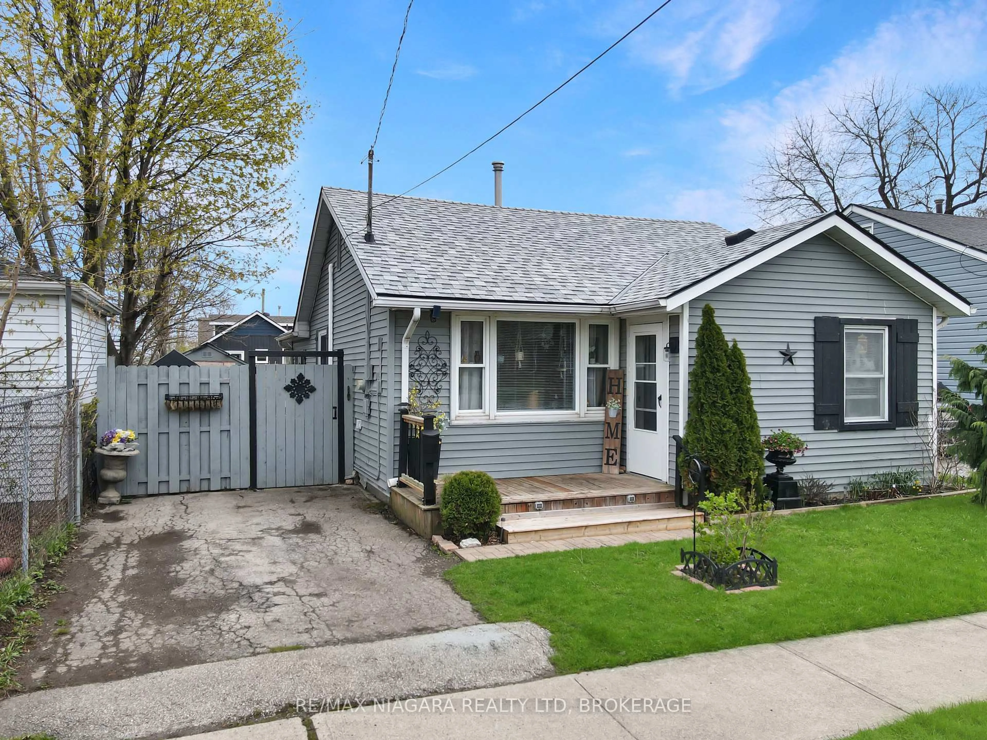 Home with vinyl exterior material, street for 5 Aberdeen Crt, Fort Erie Ontario L2A 3Y7