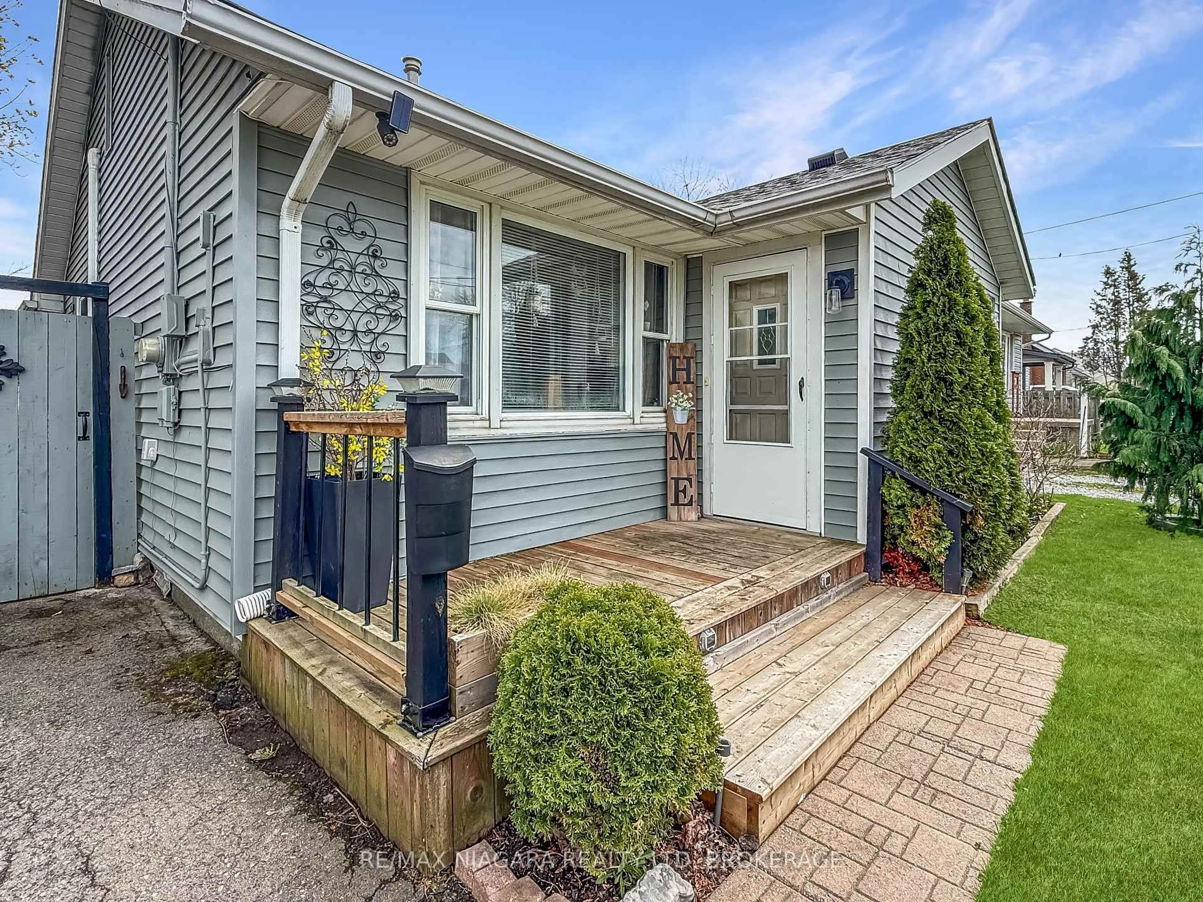 Home with vinyl exterior material, street for 5 Aberdeen Crt, Fort Erie Ontario L2A 3Y7