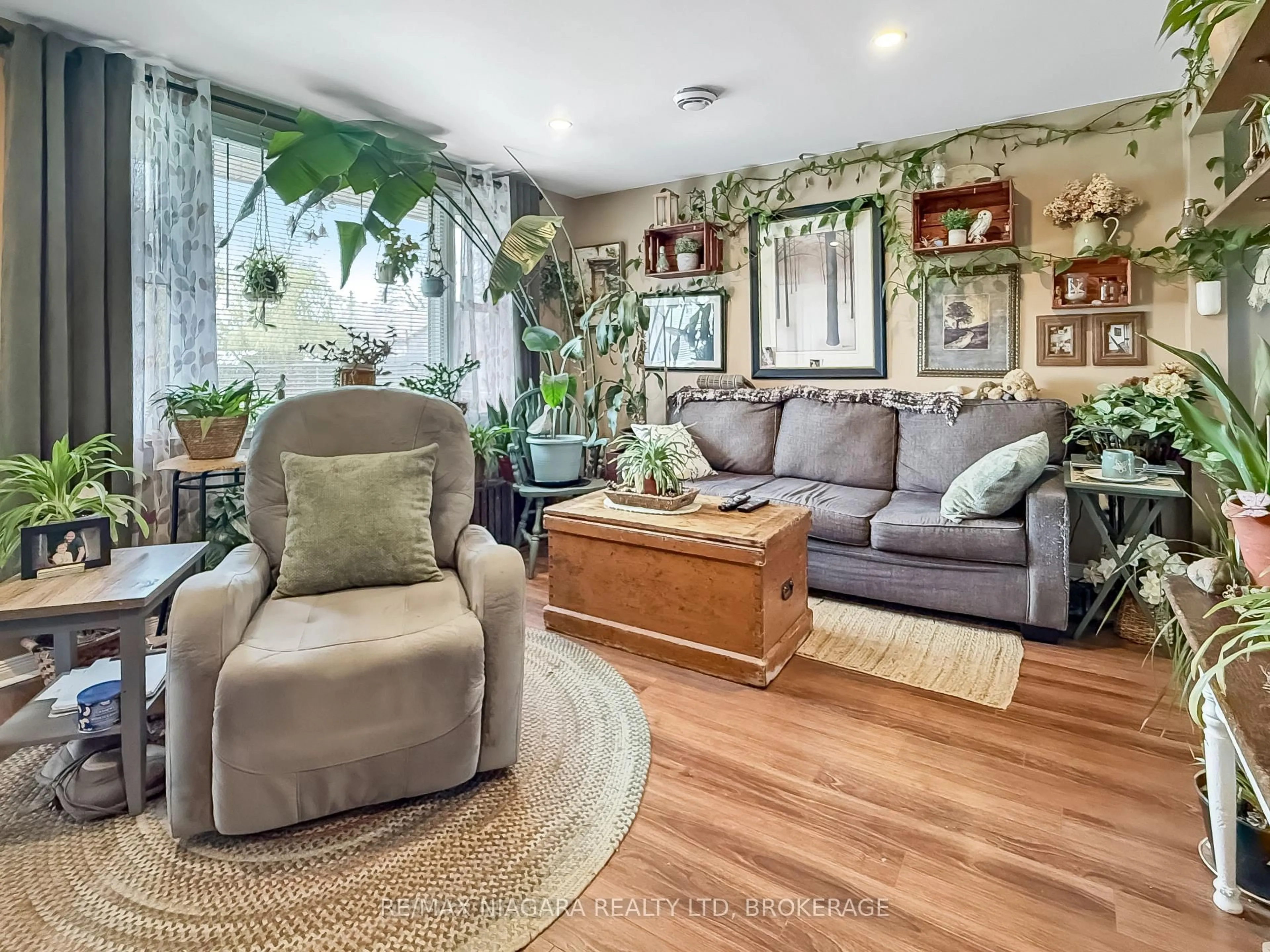 Living room with furniture, unknown for 5 Aberdeen Crt, Fort Erie Ontario L2A 3Y7