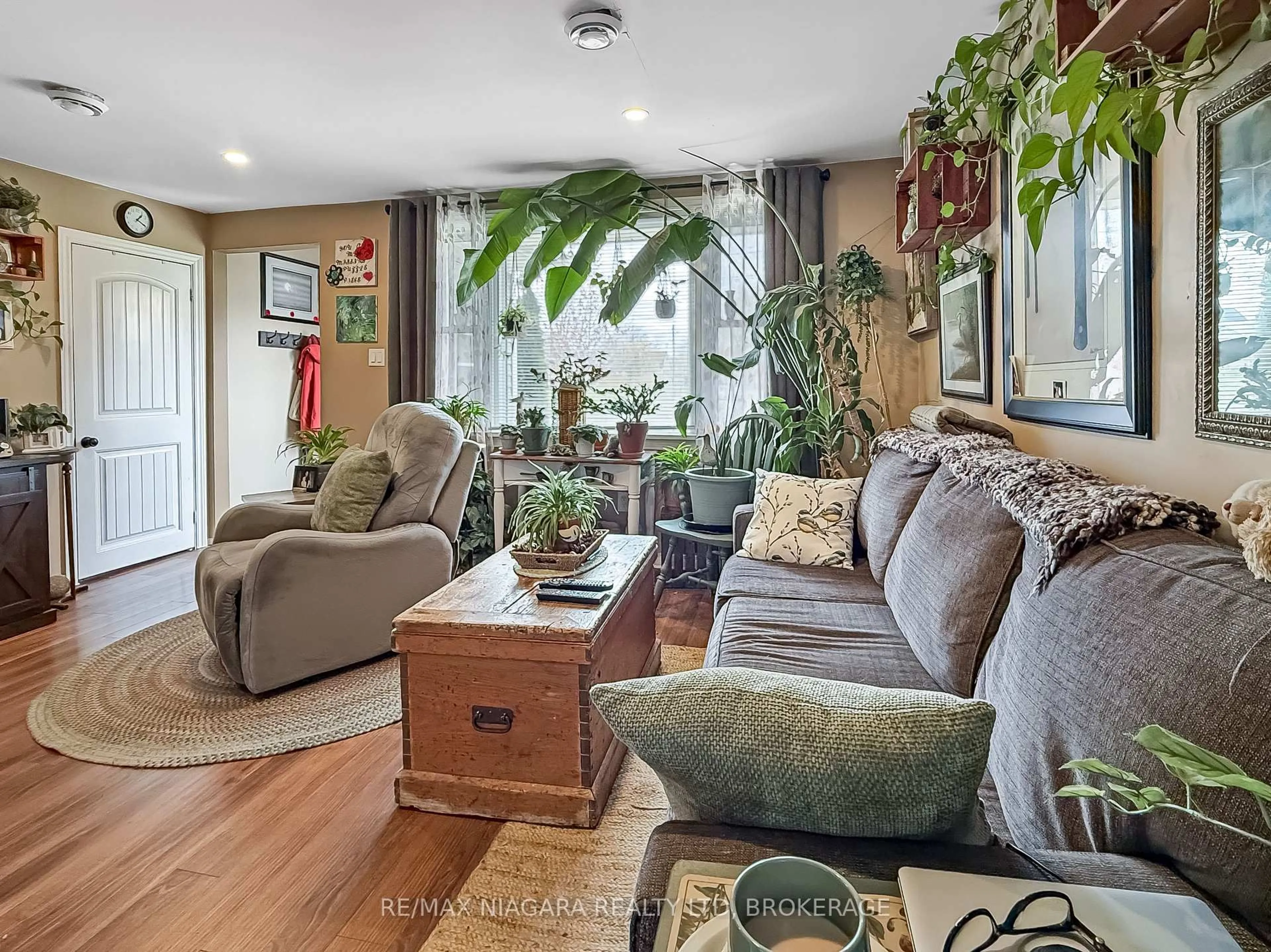 Living room with furniture, unknown for 5 Aberdeen Crt, Fort Erie Ontario L2A 3Y7