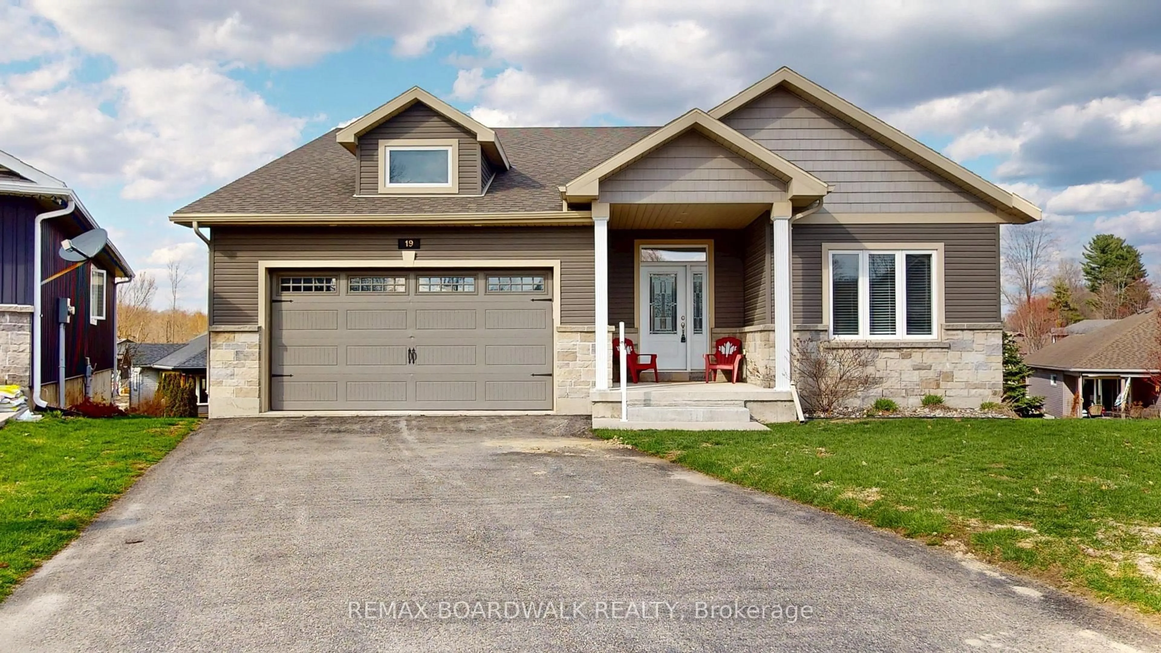 Home with vinyl exterior material, street for 19 Donaldson Crt, Brockville Ontario K6V 7J1