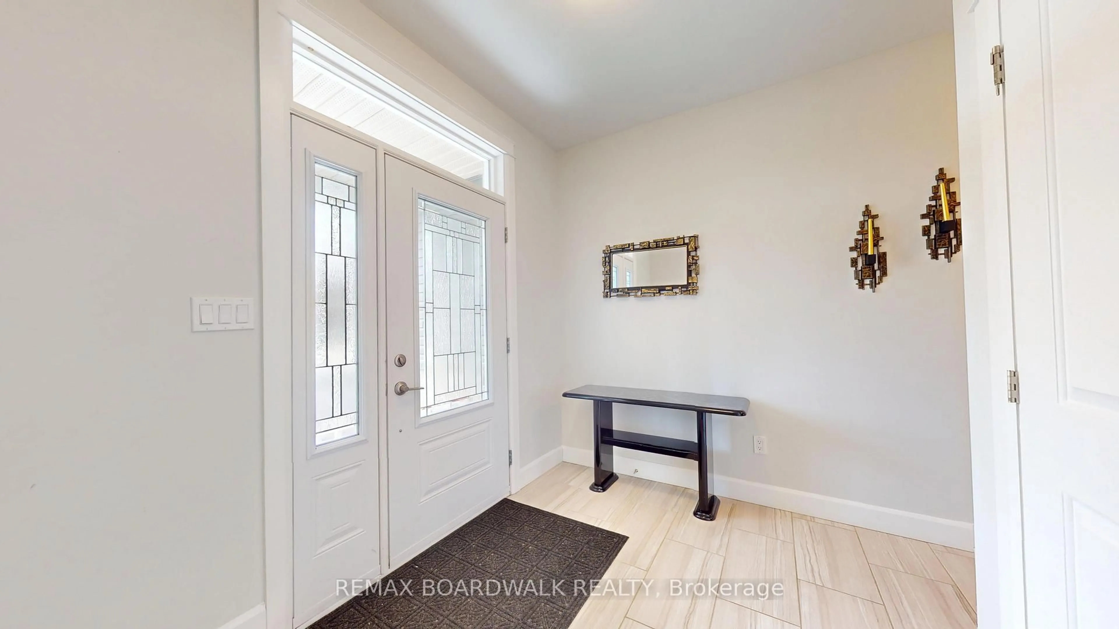 Indoor entryway for 19 Donaldson Crt, Brockville Ontario K6V 7J1