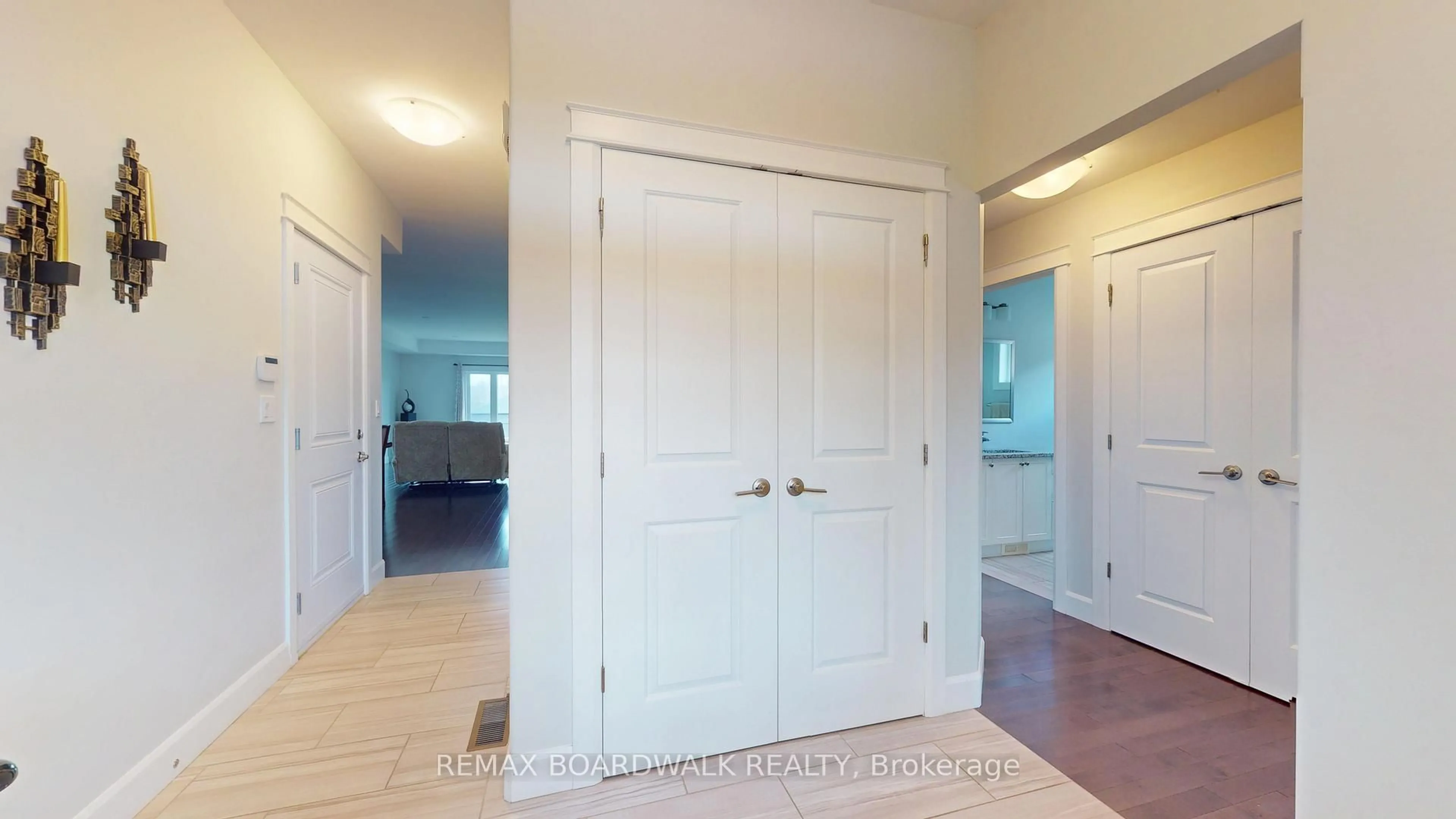 Indoor entryway for 19 Donaldson Crt, Brockville Ontario K6V 7J1