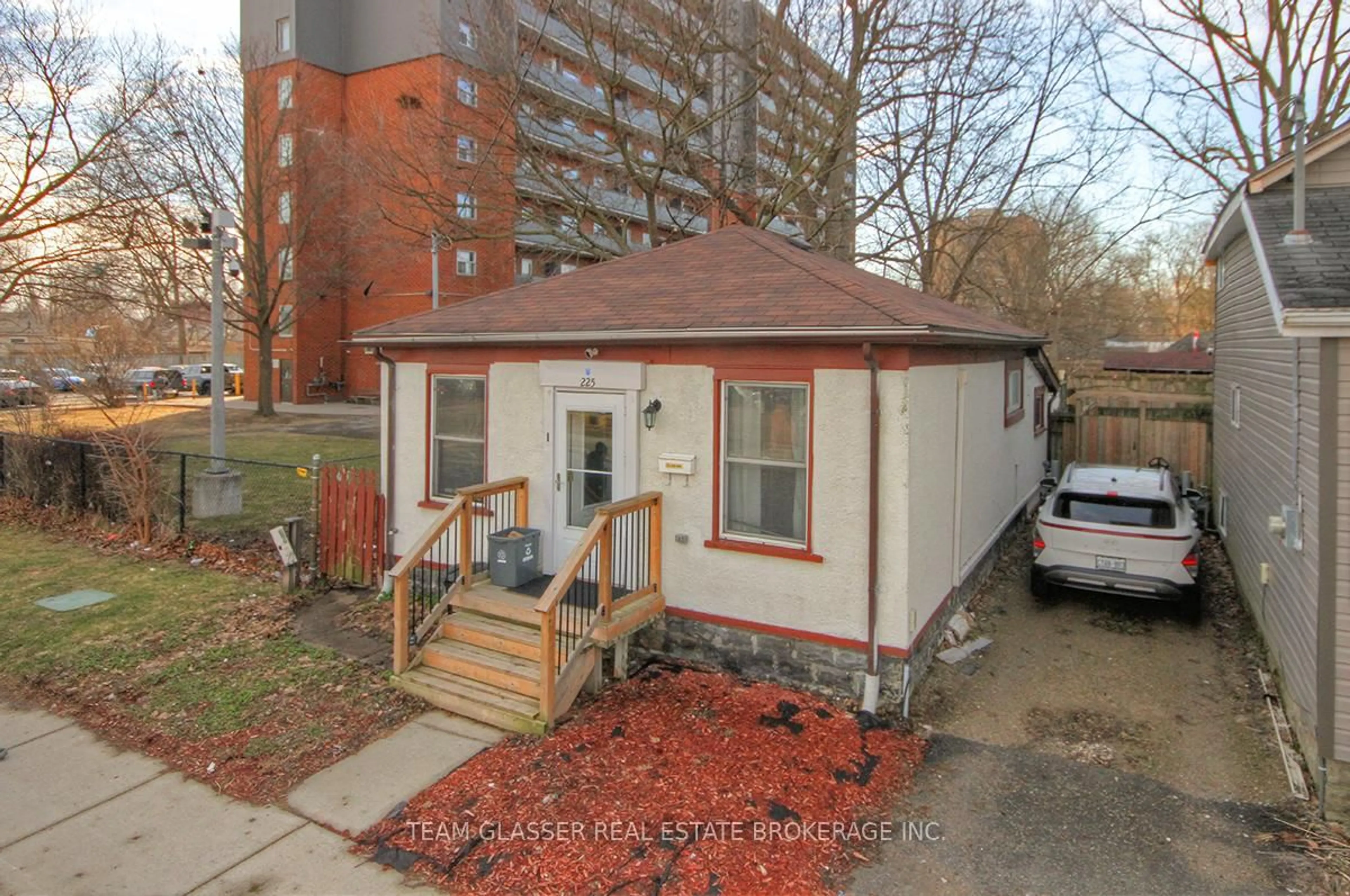 Unknown for 225 Simcoe St, London East Ontario N6B 1J3