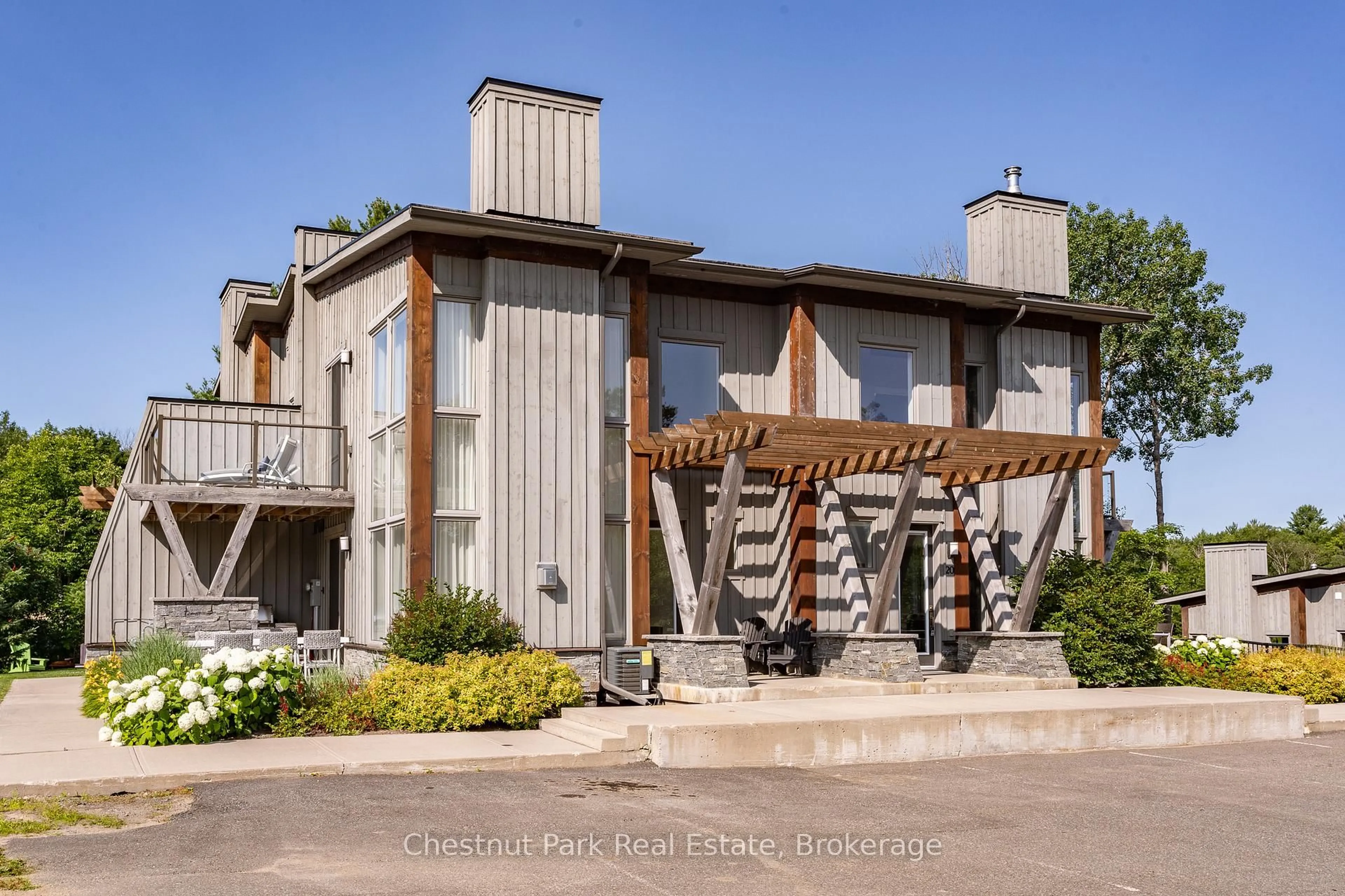 Patio, building for 20 Carrick Tr, Gravenhurst Ontario P1P 1A0