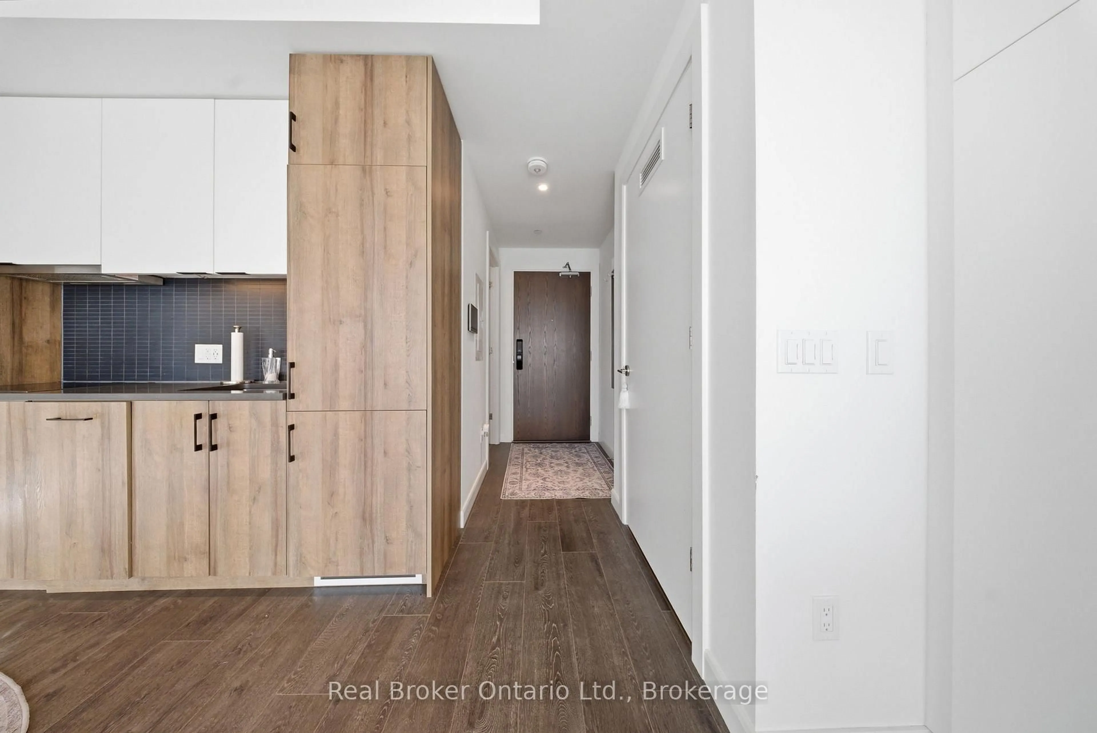 Indoor entryway for 741 King St #107, Kitchener Ontario N2G 0E9