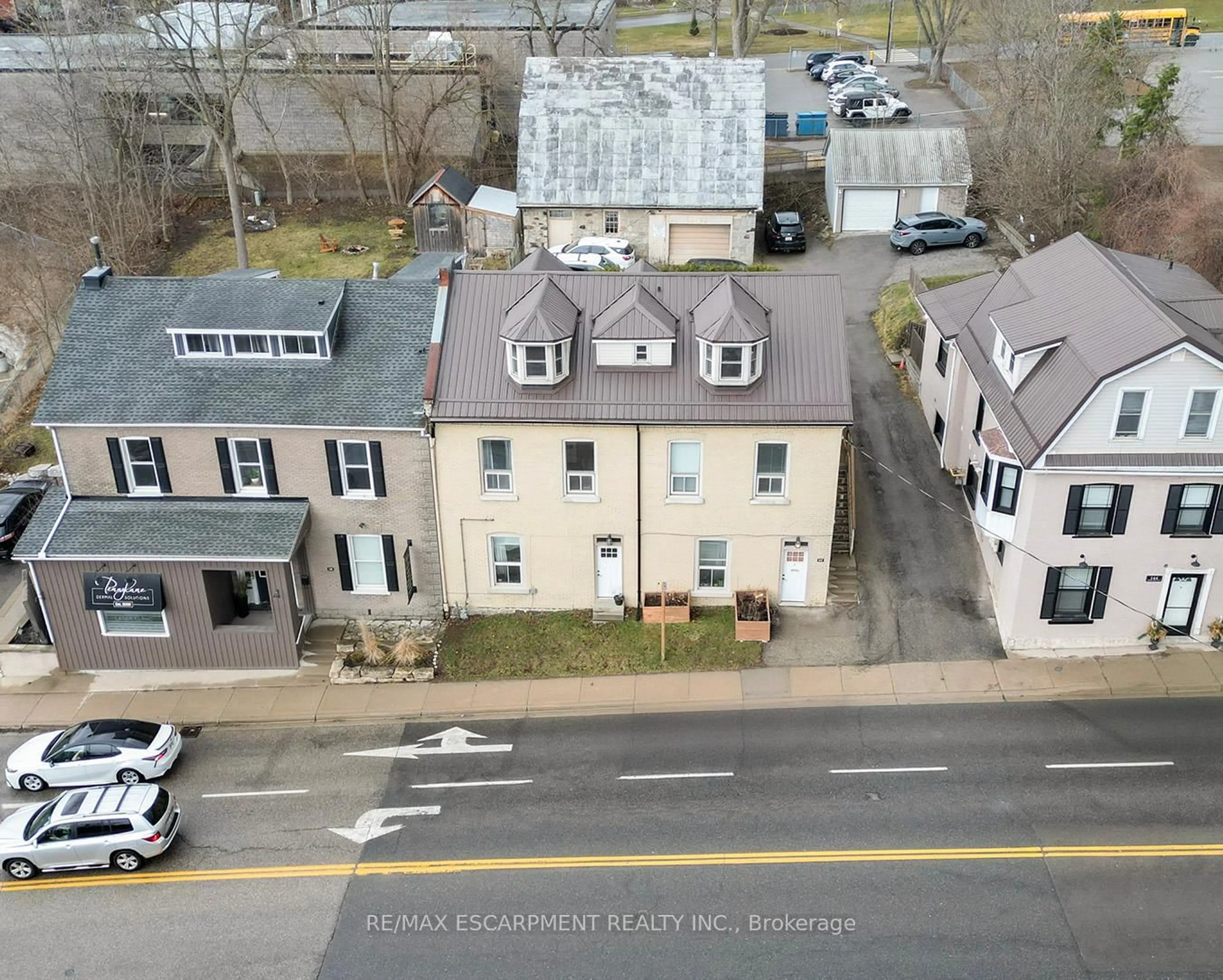 A pic from outside/outdoor area/front of a property/back of a property/a pic from drone, street for 142 Grand River St, Brant Ontario N3L 2M5