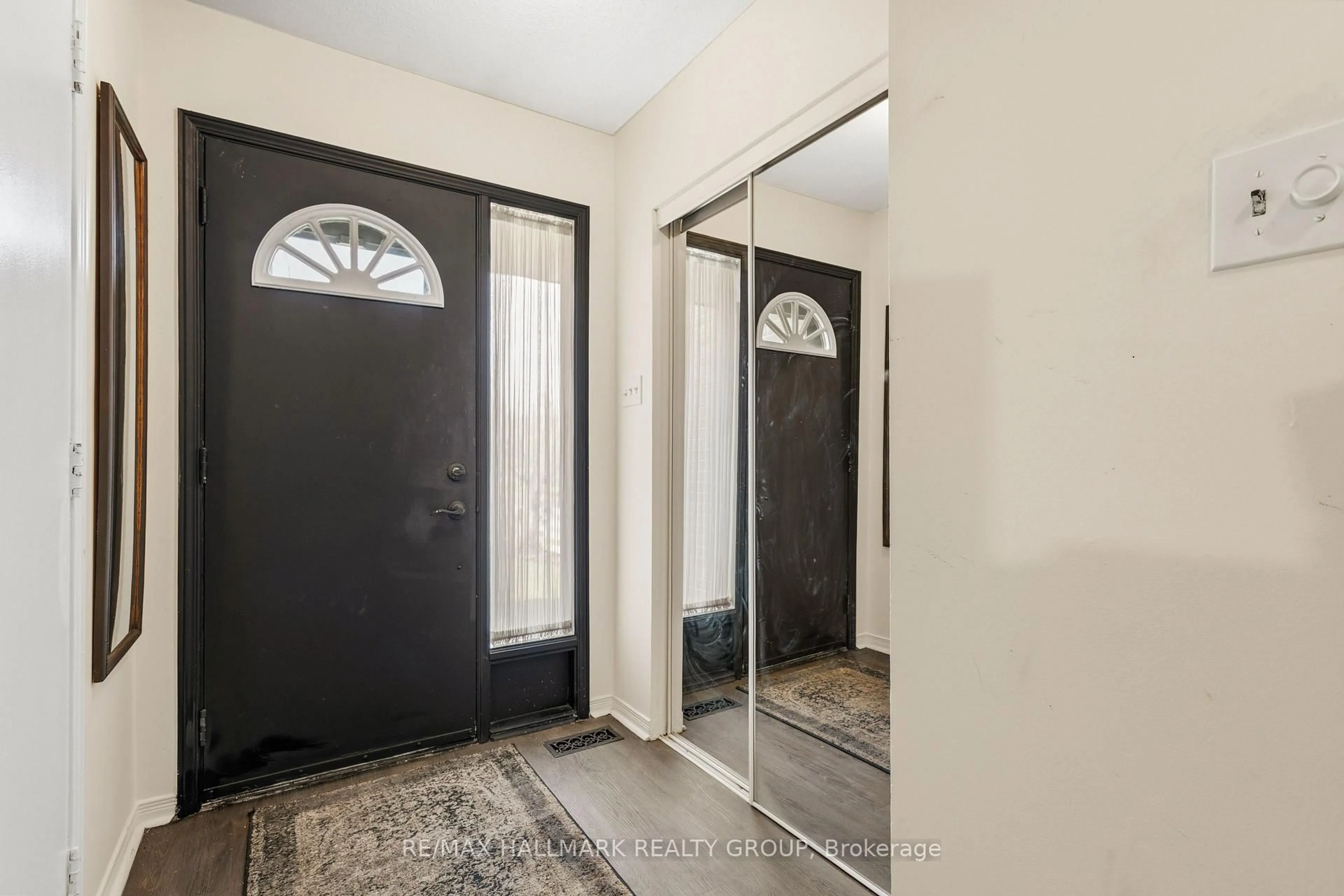 Indoor entryway for 176 Sherway Dr #A, Barrhaven Ontario K2J 1W7