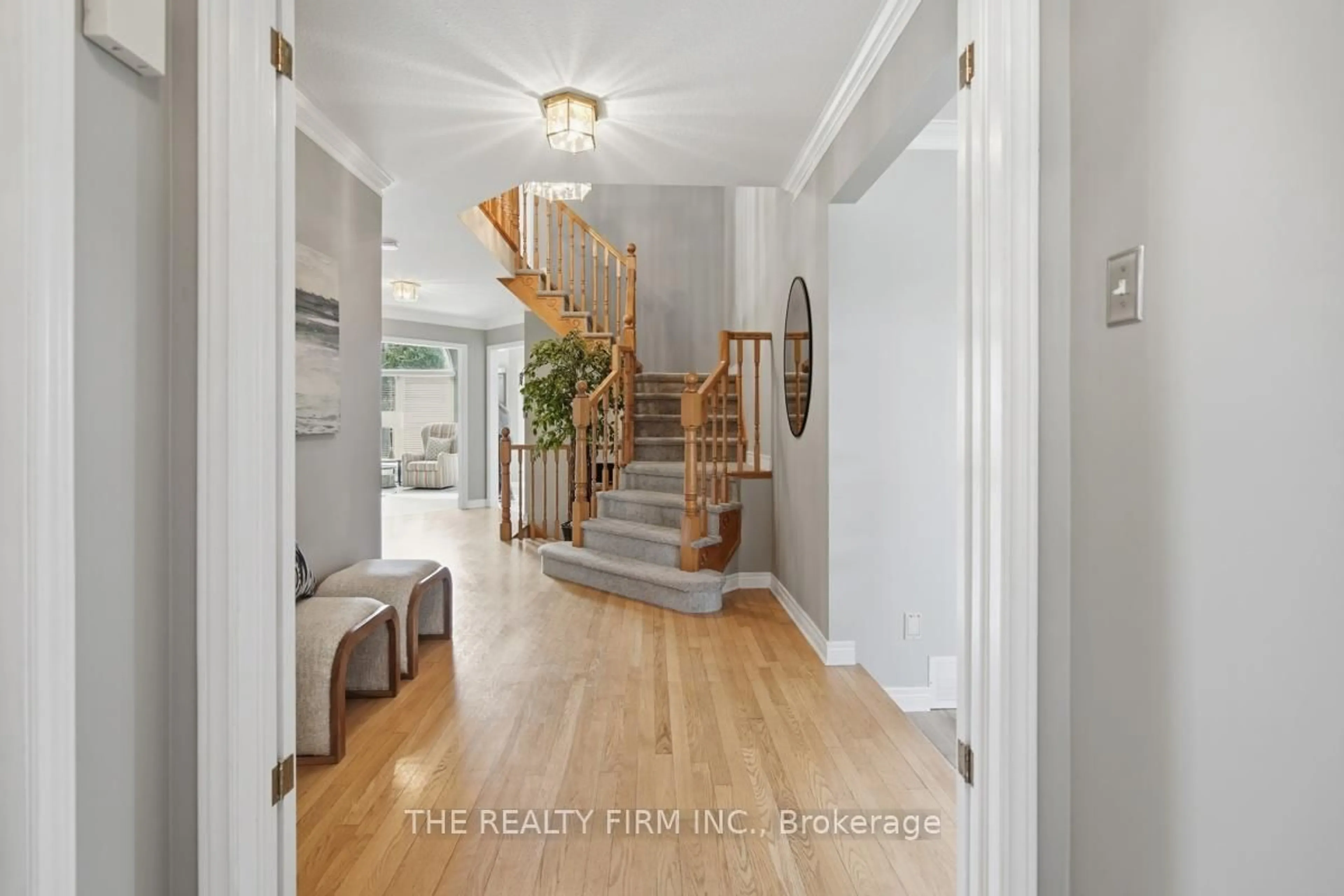 Indoor entryway for 58 Meadowridge Cres, London North Ontario N6H 5E9