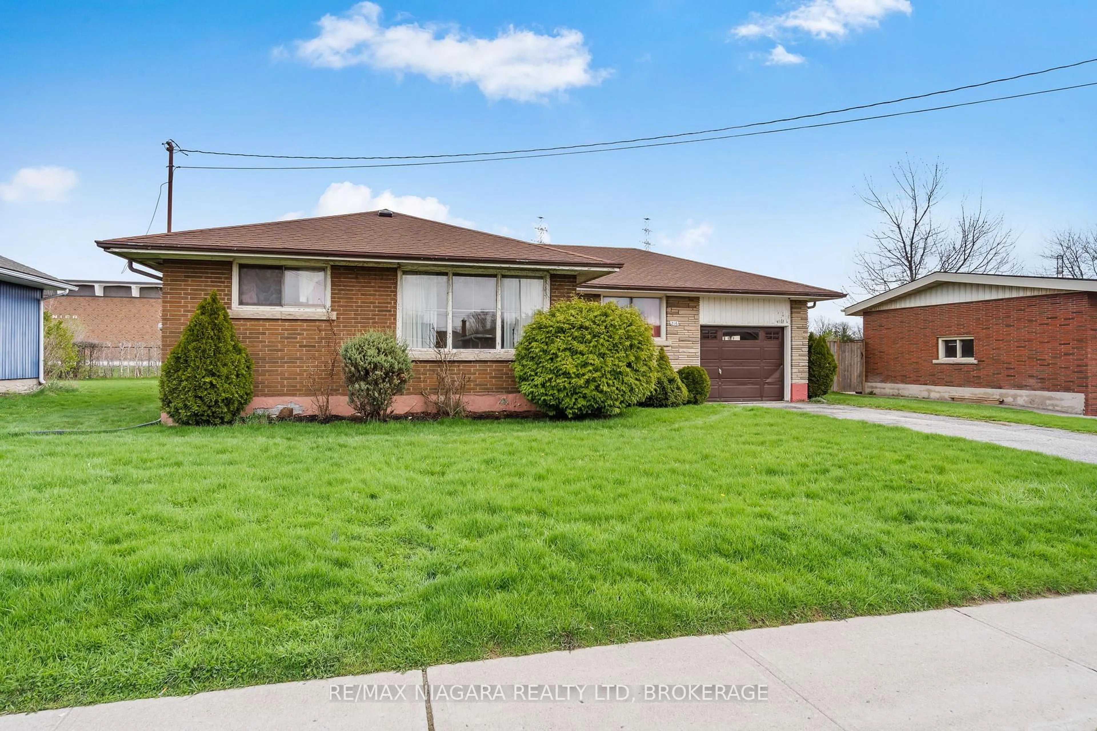 Home with brick exterior material, street for 216 Wellington St, Welland Ontario L3B 1B5