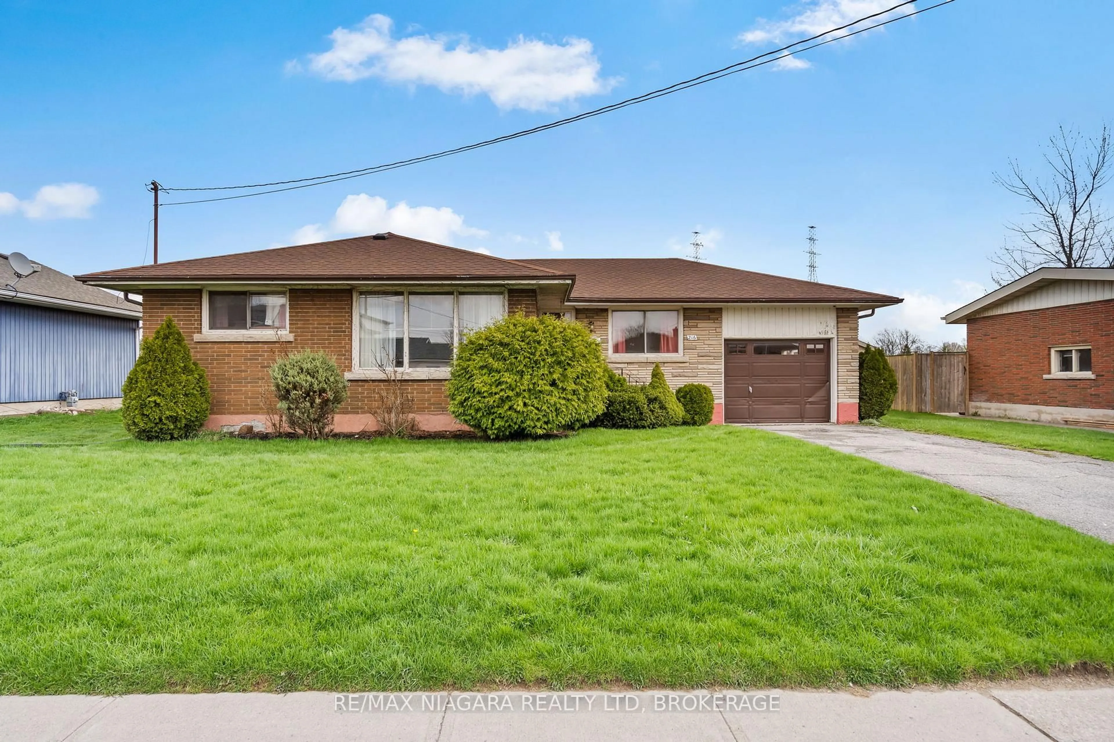Home with brick exterior material, street for 216 Wellington St, Welland Ontario L3B 1B5