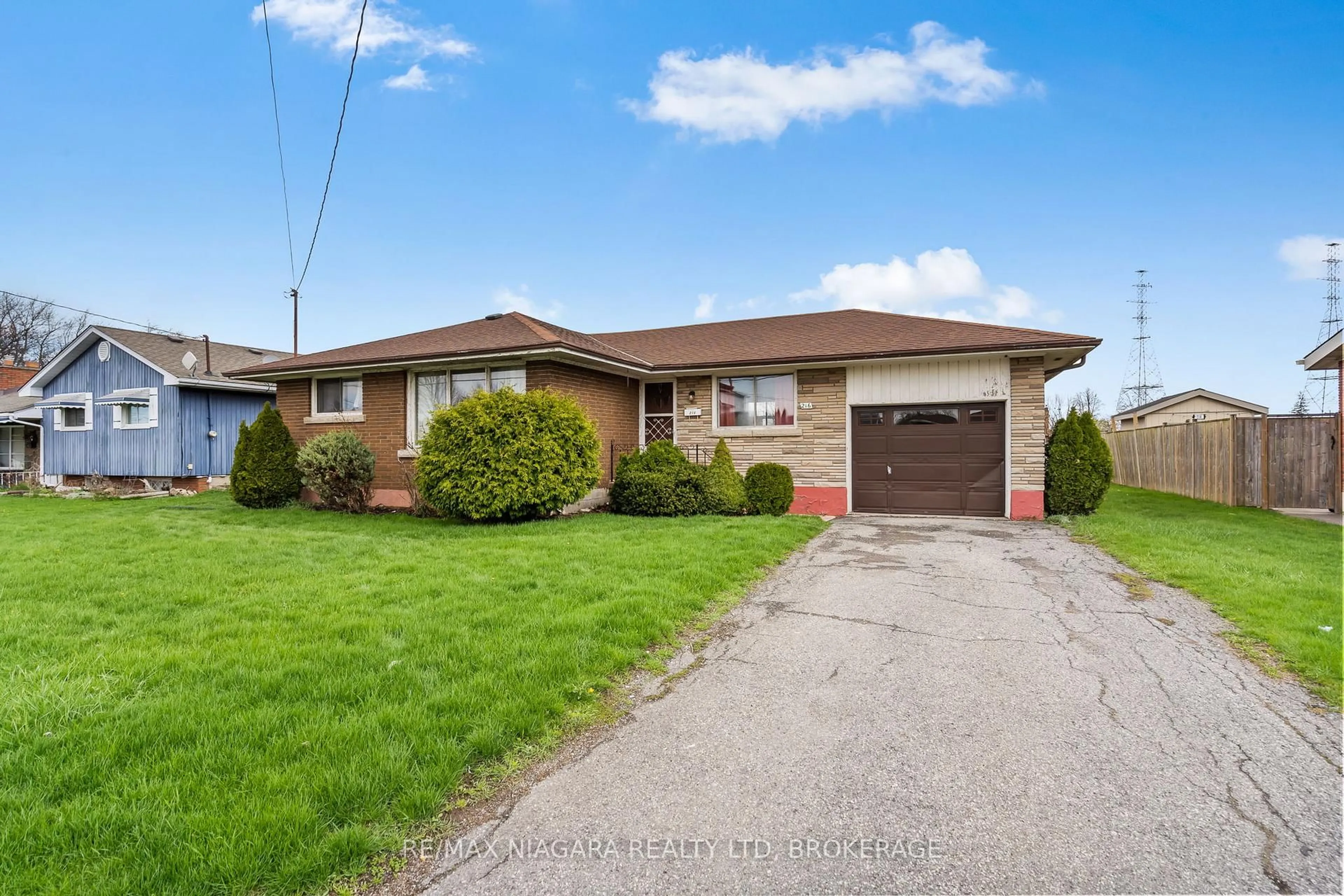 Home with brick exterior material, street for 216 Wellington St, Welland Ontario L3B 1B5