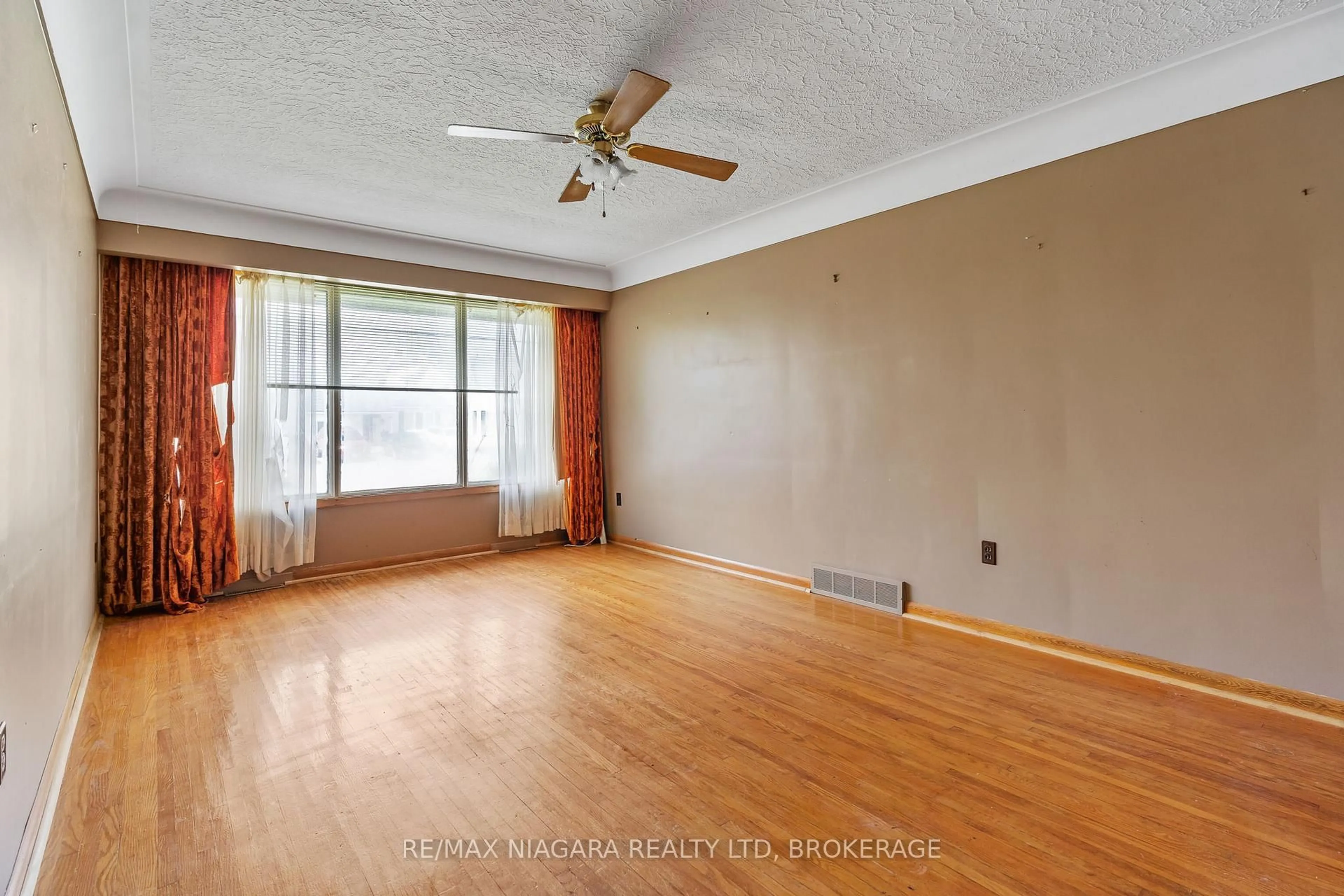 A pic of a room for 216 Wellington St, Welland Ontario L3B 1B5