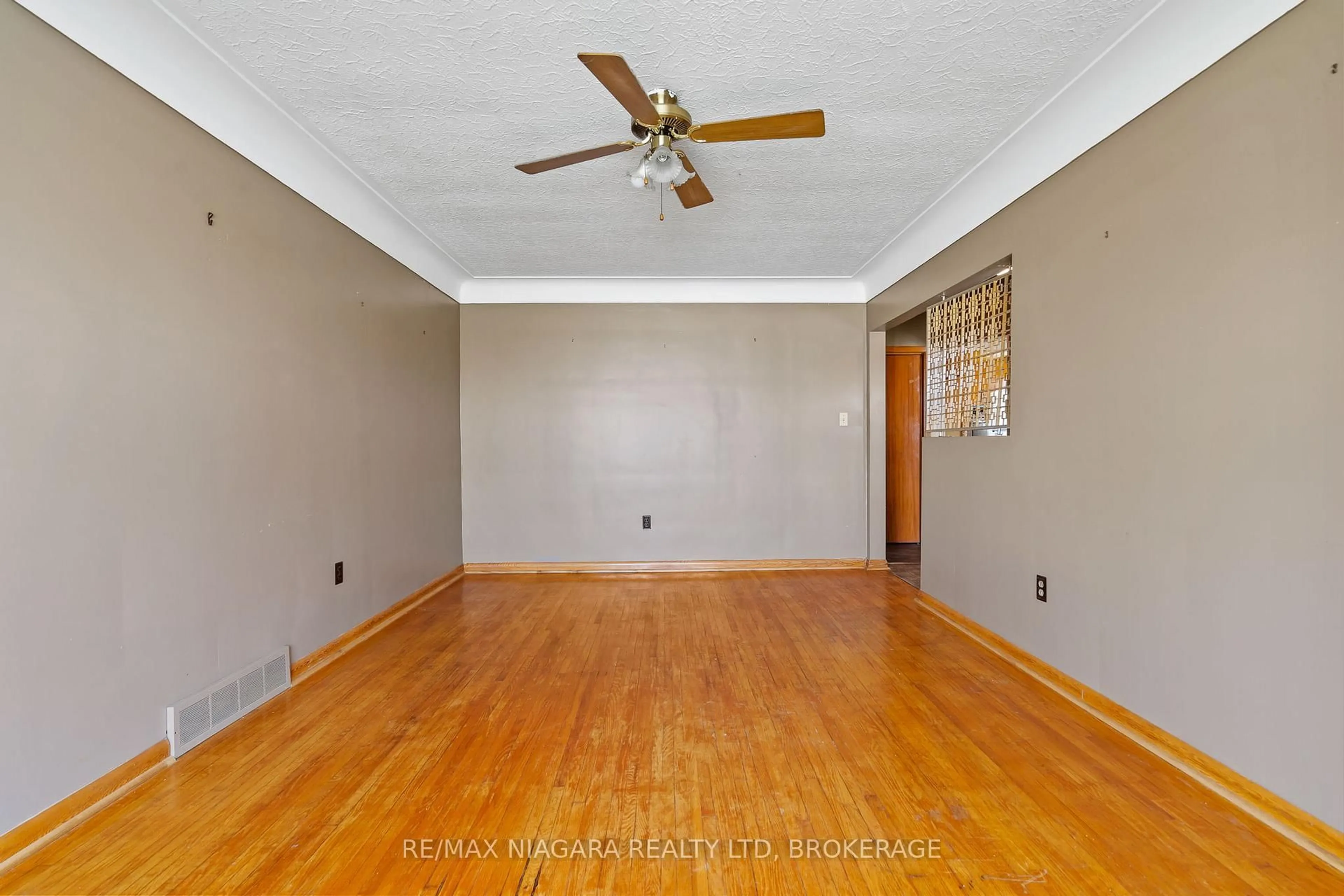 A pic of a room for 216 Wellington St, Welland Ontario L3B 1B5