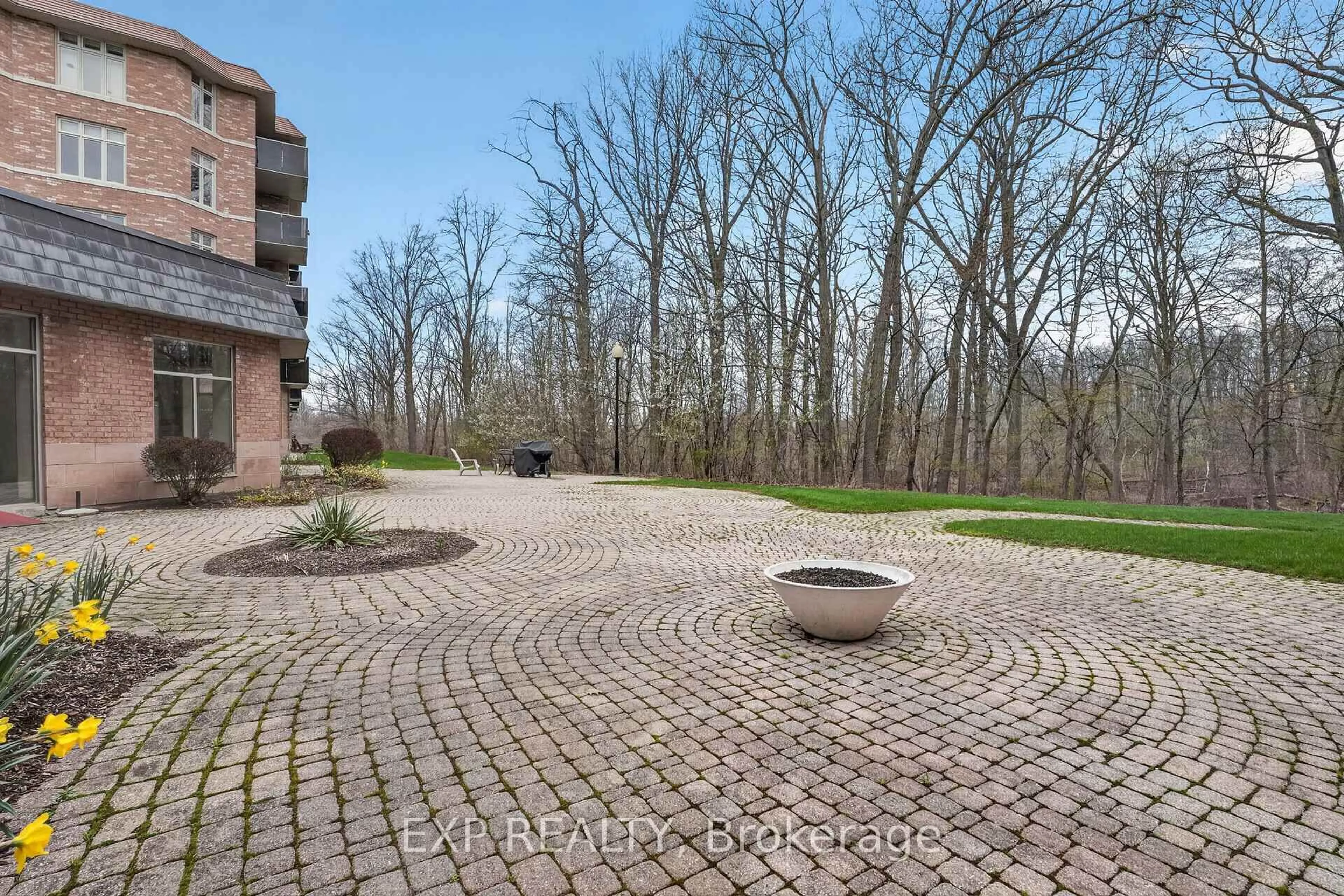 Patio, street for 8111 Forest Glen Dr #301, Niagara Falls Ontario L2H 2Y7