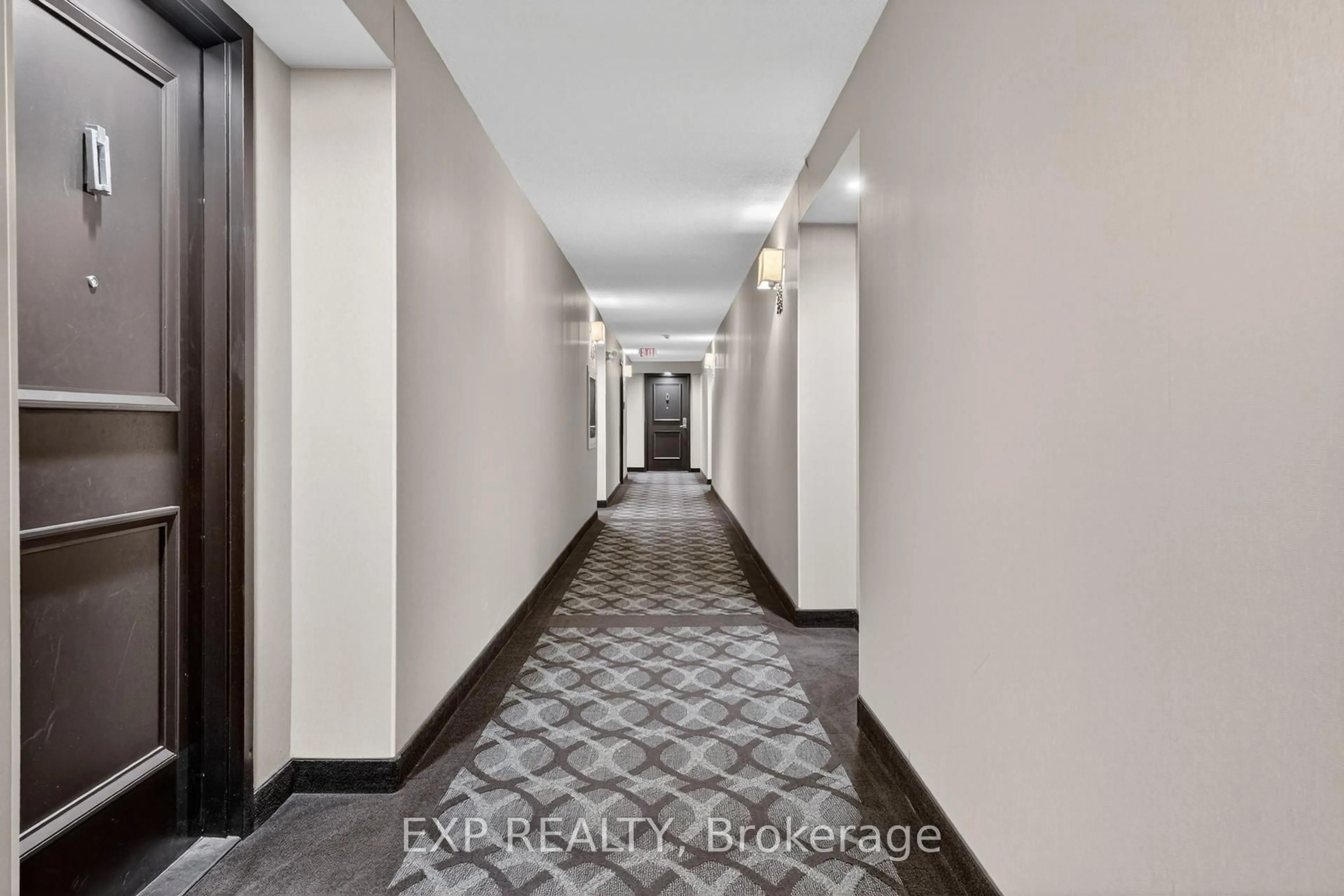 Indoor foyer for 8111 Forest Glen Dr #301, Niagara Falls Ontario L2H 2Y7