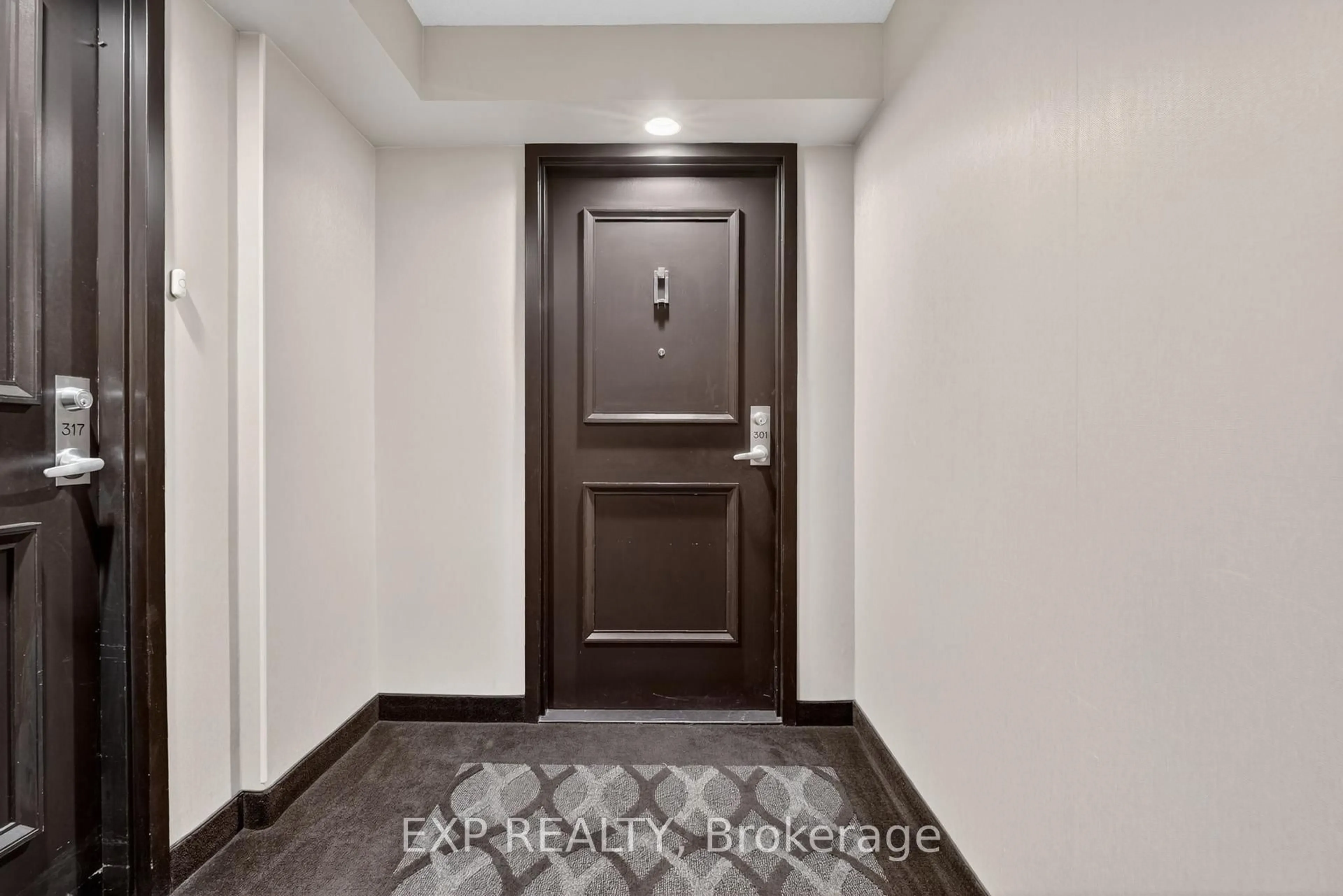Indoor foyer for 8111 Forest Glen Dr #301, Niagara Falls Ontario L2H 2Y7