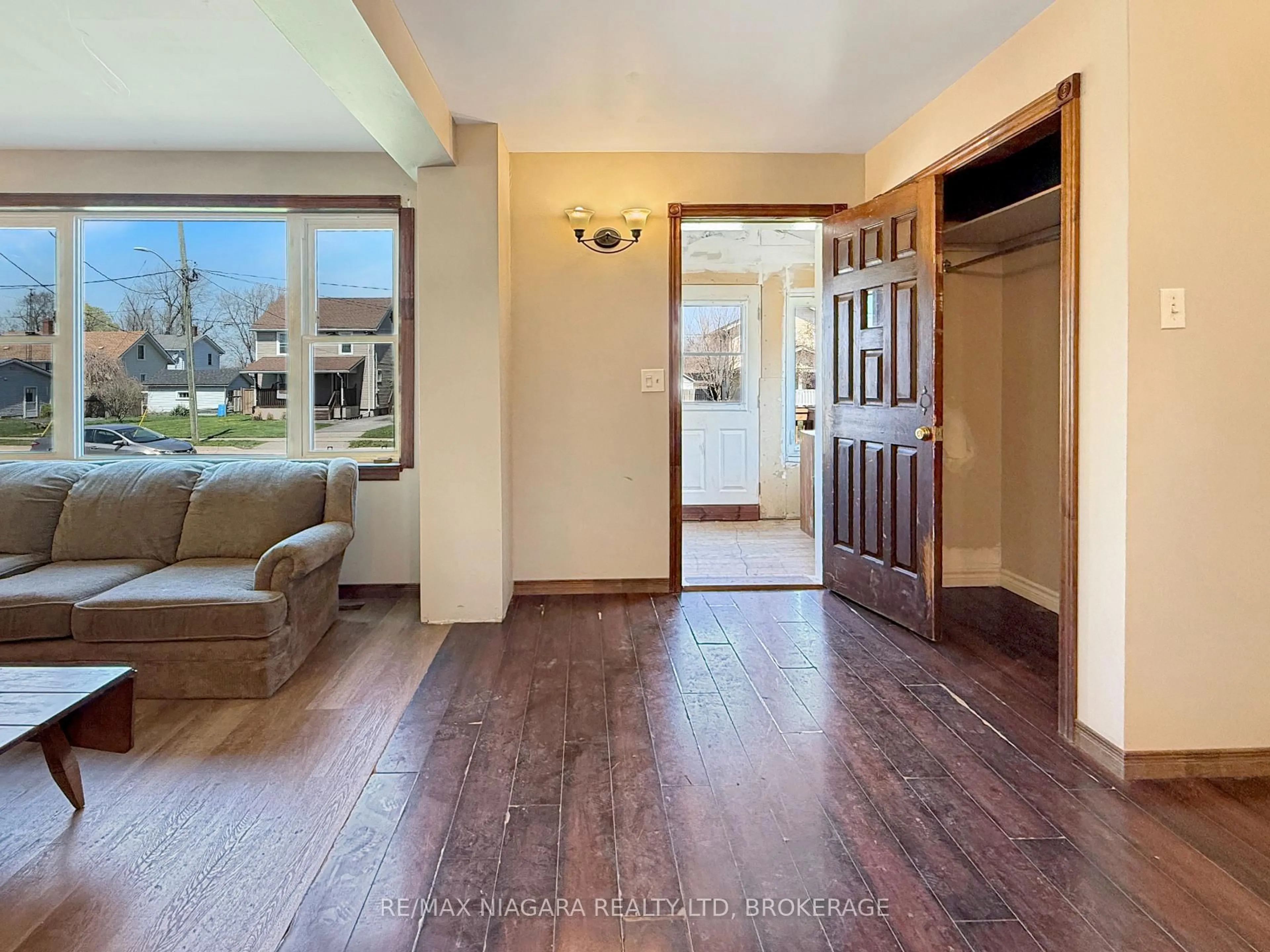 Indoor entryway for 351 Brock St, Fort Erie Ontario L2A 2X4