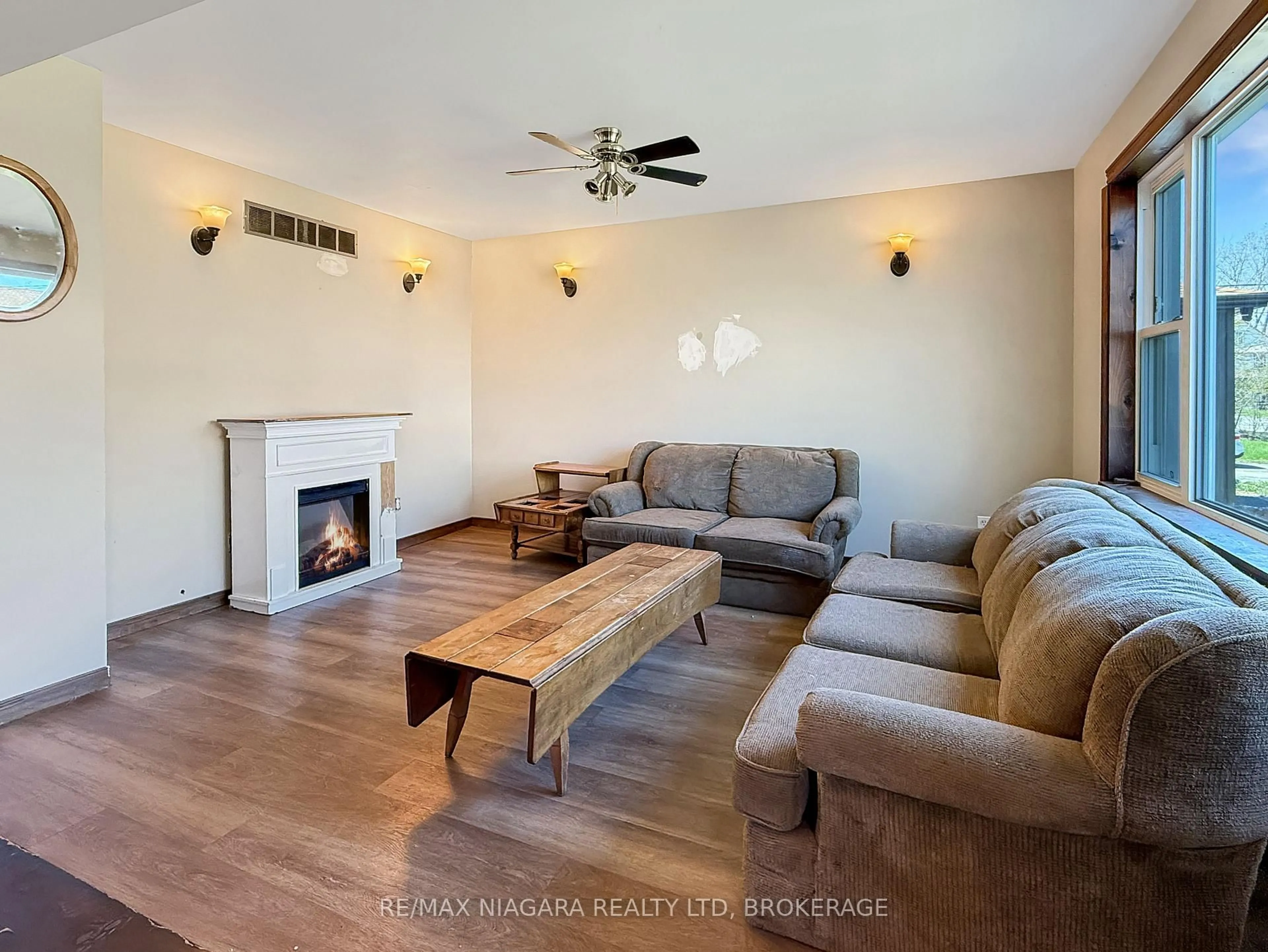 Living room with furniture, unknown for 351 Brock St, Fort Erie Ontario L2A 2X4