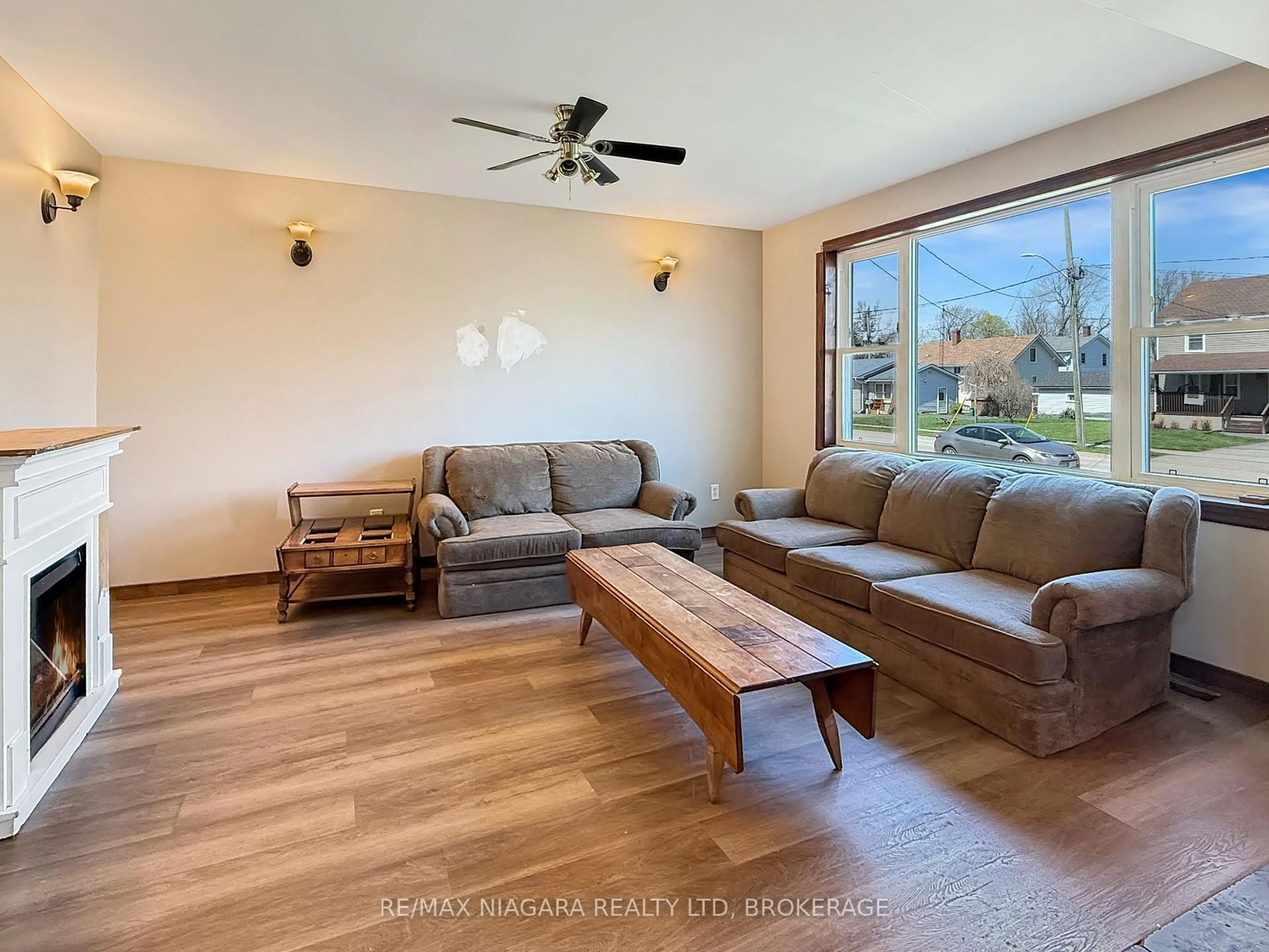Living room with furniture, wood/laminate floor for 351 Brock St, Fort Erie Ontario L2A 2X4