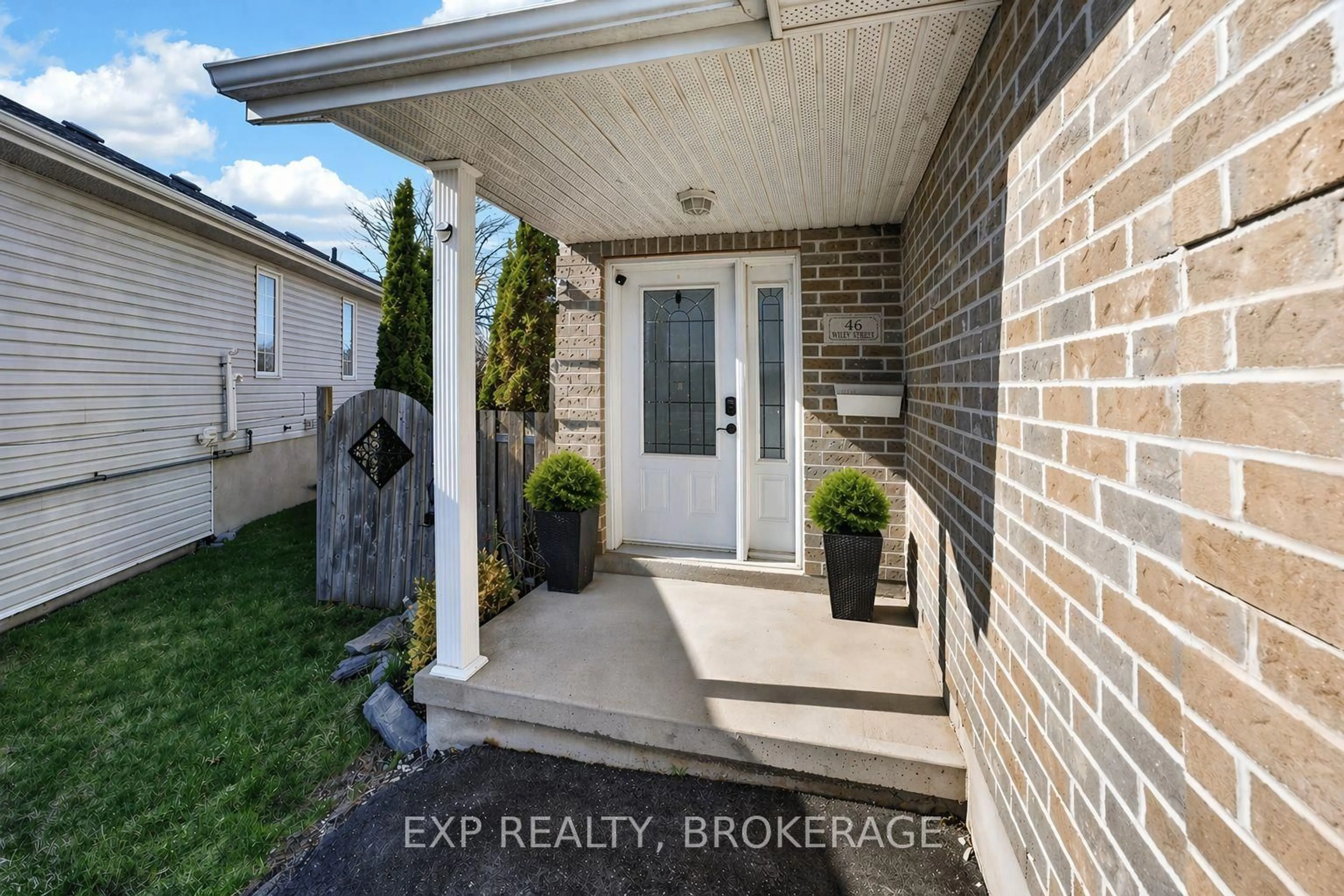 Indoor entryway for 46 Wiley St, Kingston Ontario K7K 5B4