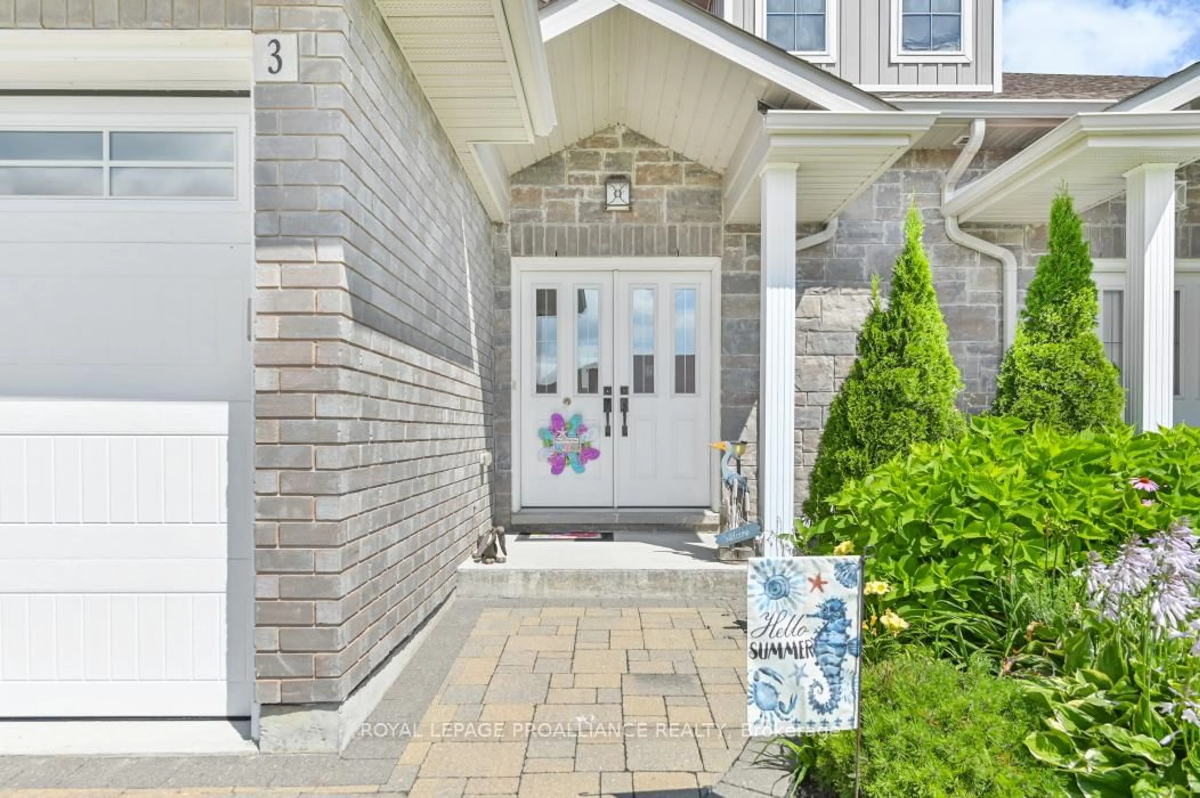Indoor entryway for 3 Cortland Cres, Quinte West Ontario K8V 0E9