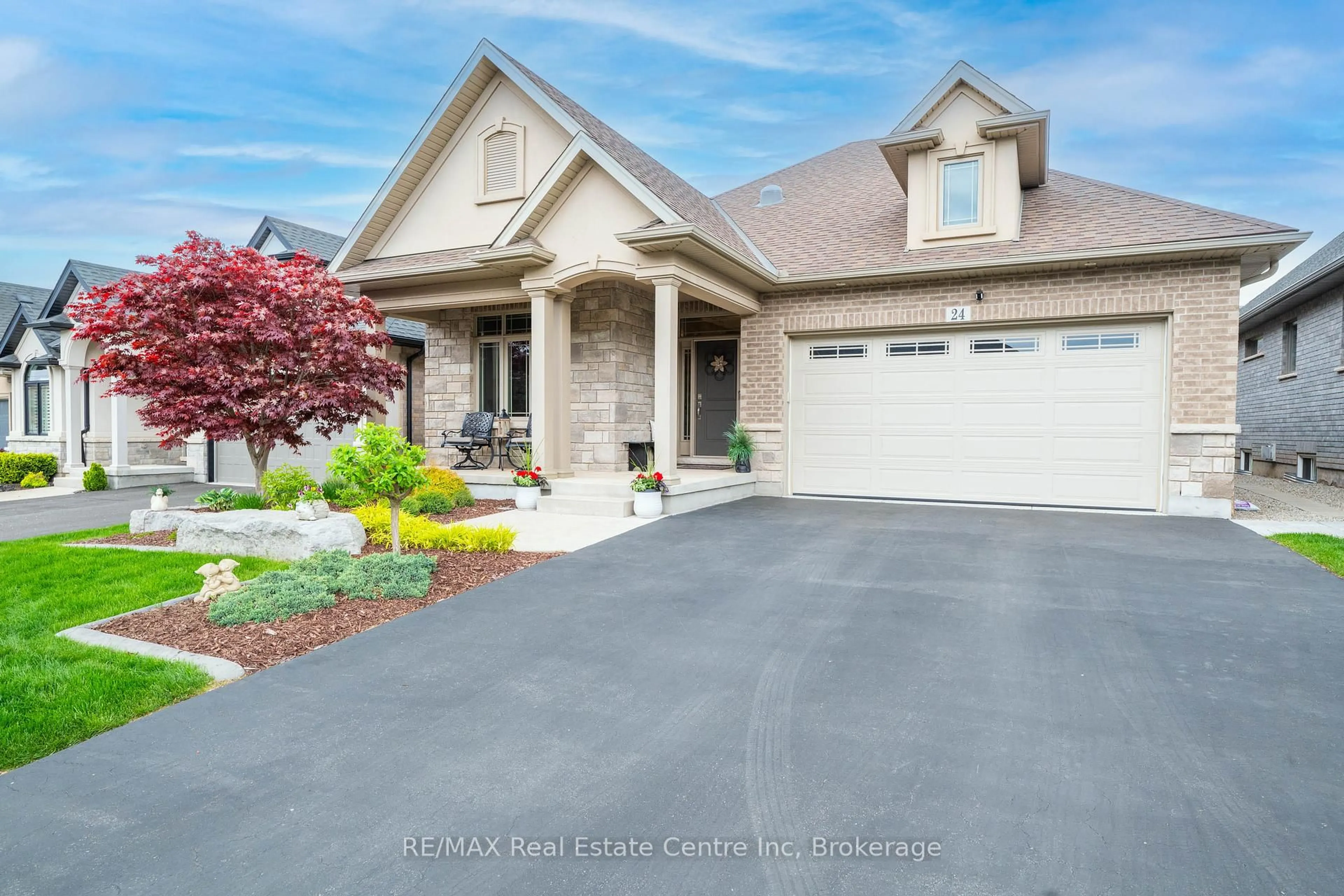 Home with vinyl exterior material, street for 24 Kintyre Tr, Welland Ontario L3B 0B6