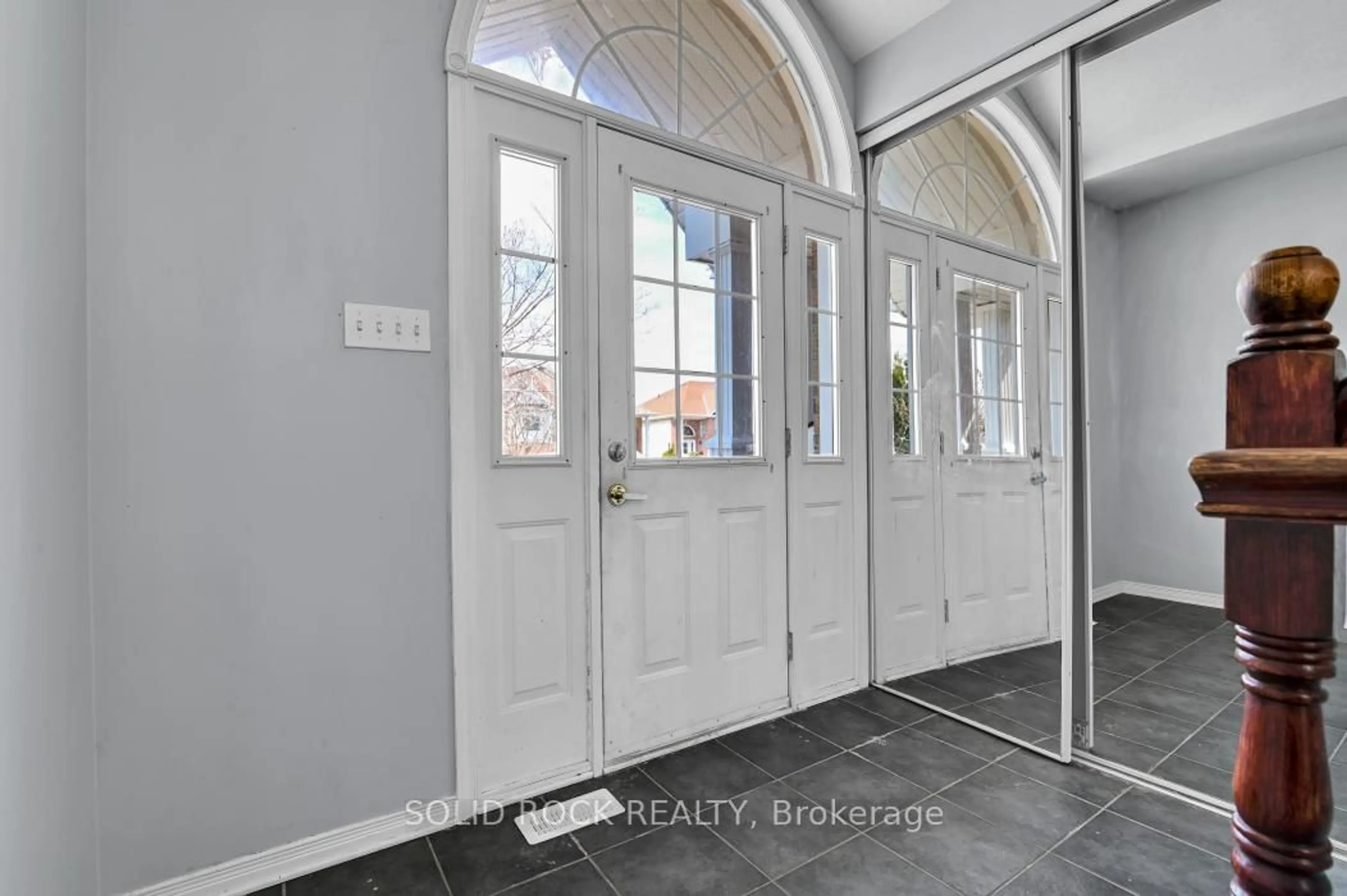 Indoor entryway for 33 Boulder Way, Ottawa Ontario K2J 4R6