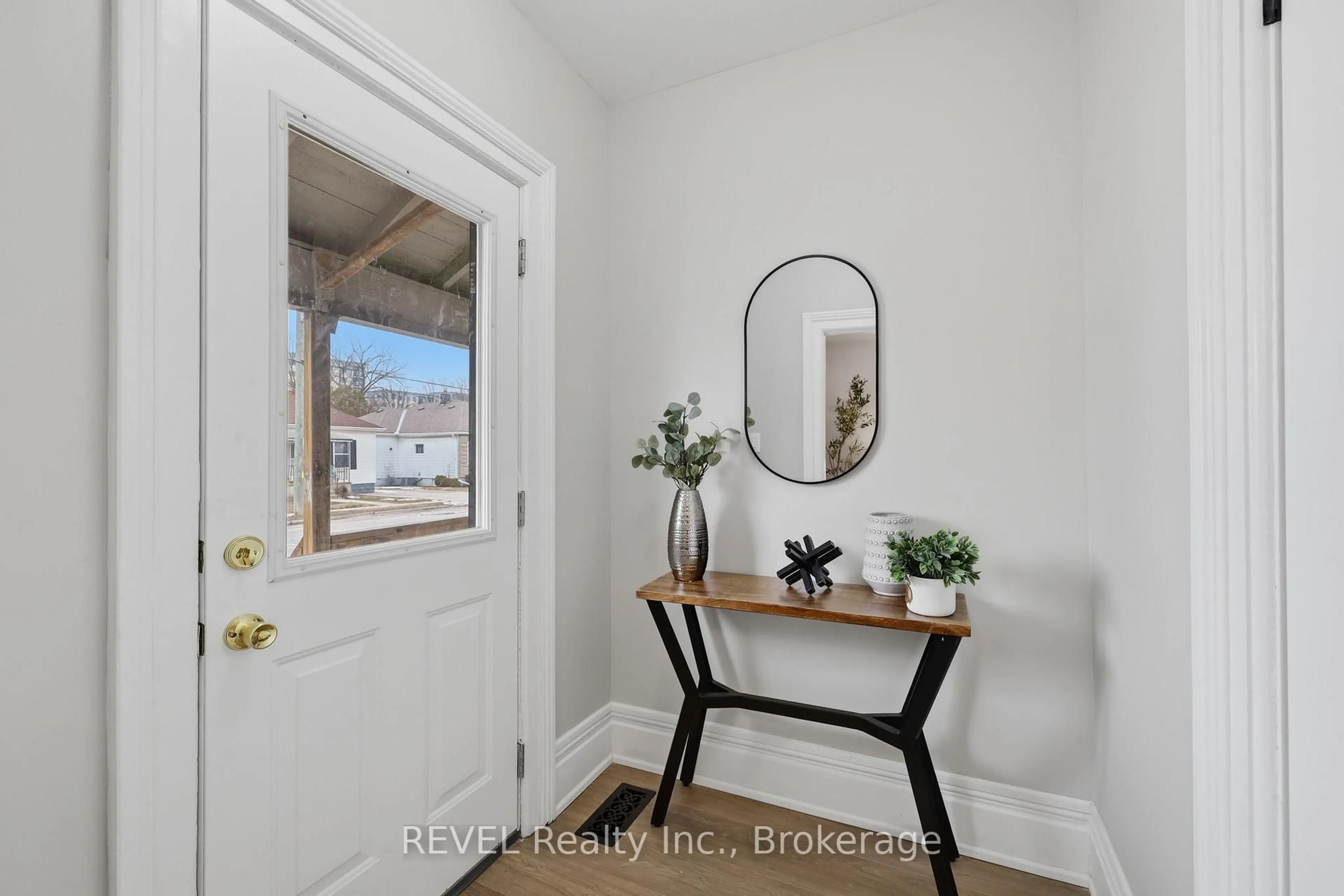 Indoor entryway for 225 Ross St, St. Thomas Ontario N5R 3Y5
