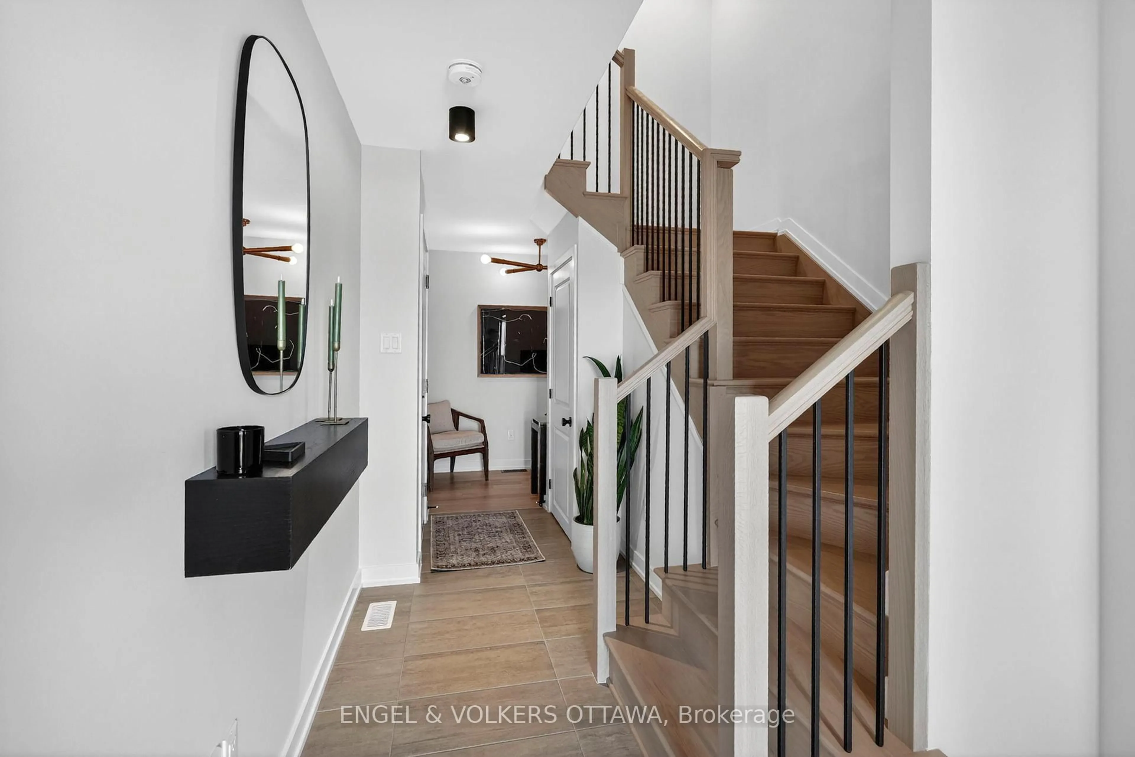 Indoor entryway for 1764 Crux Rd, Orleans Ontario K1W 0W7
